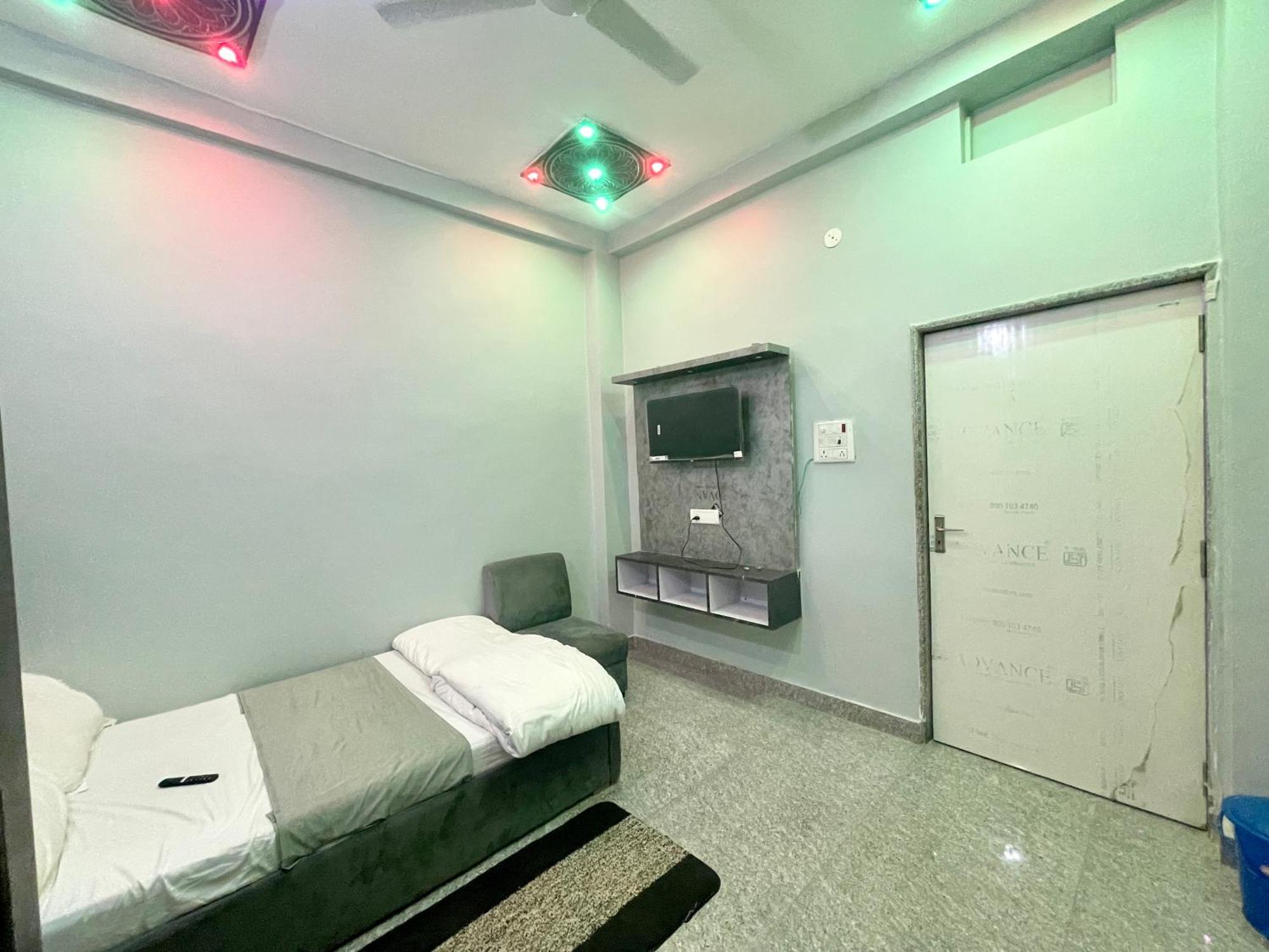 Prakash ! ! Fully-air-conditioned At Prime Location With Off Site Parking Availability, Near Kashi Vishwanath Temple, And Ganga Ghat, Newly Constructed And Luxurious - 3 4*