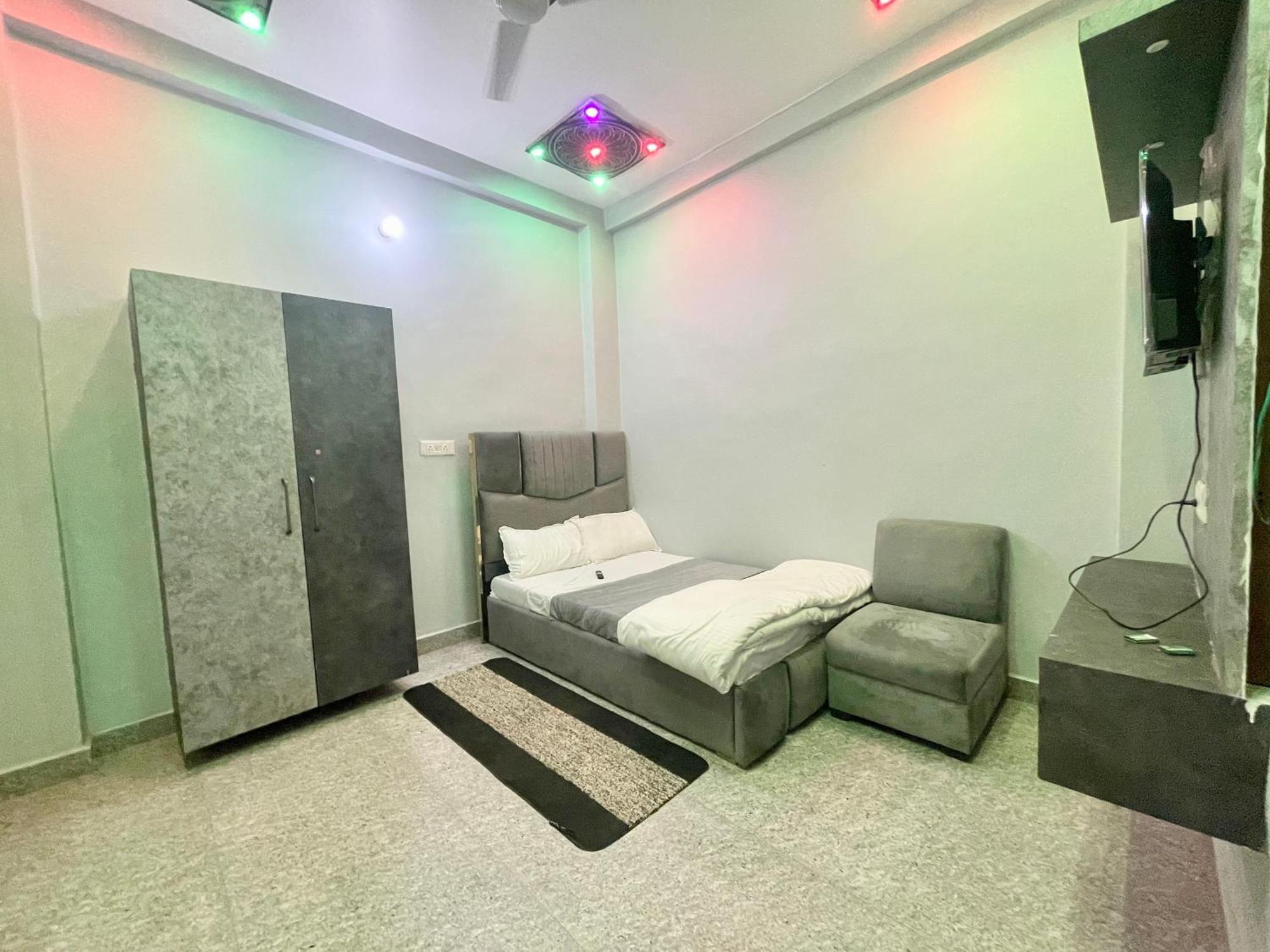 Prakash ! ! Fully-air-conditioned At Prime Location With Off Site Parking Availability, Near Kashi Vishwanath Temple, And Ganga Ghat, Newly Constructed And Luxurious - 3 Varanasi