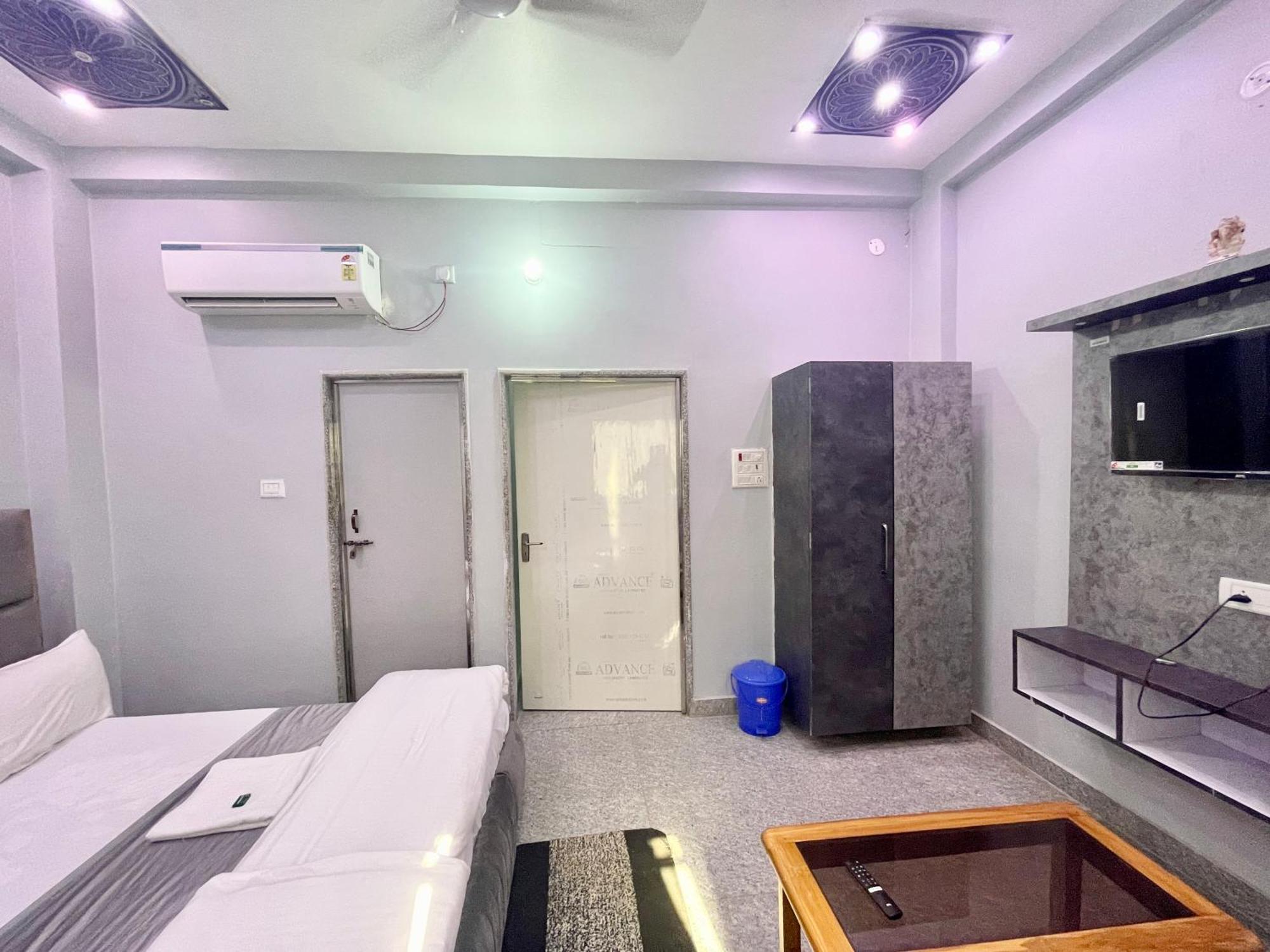 Prakash ! ! Fully-air-conditioned At Prime Location With Off Site Parking Availability, Near Kashi Vishwanath Temple, And Ganga Ghat, Newly Constructed And Luxurious - 3