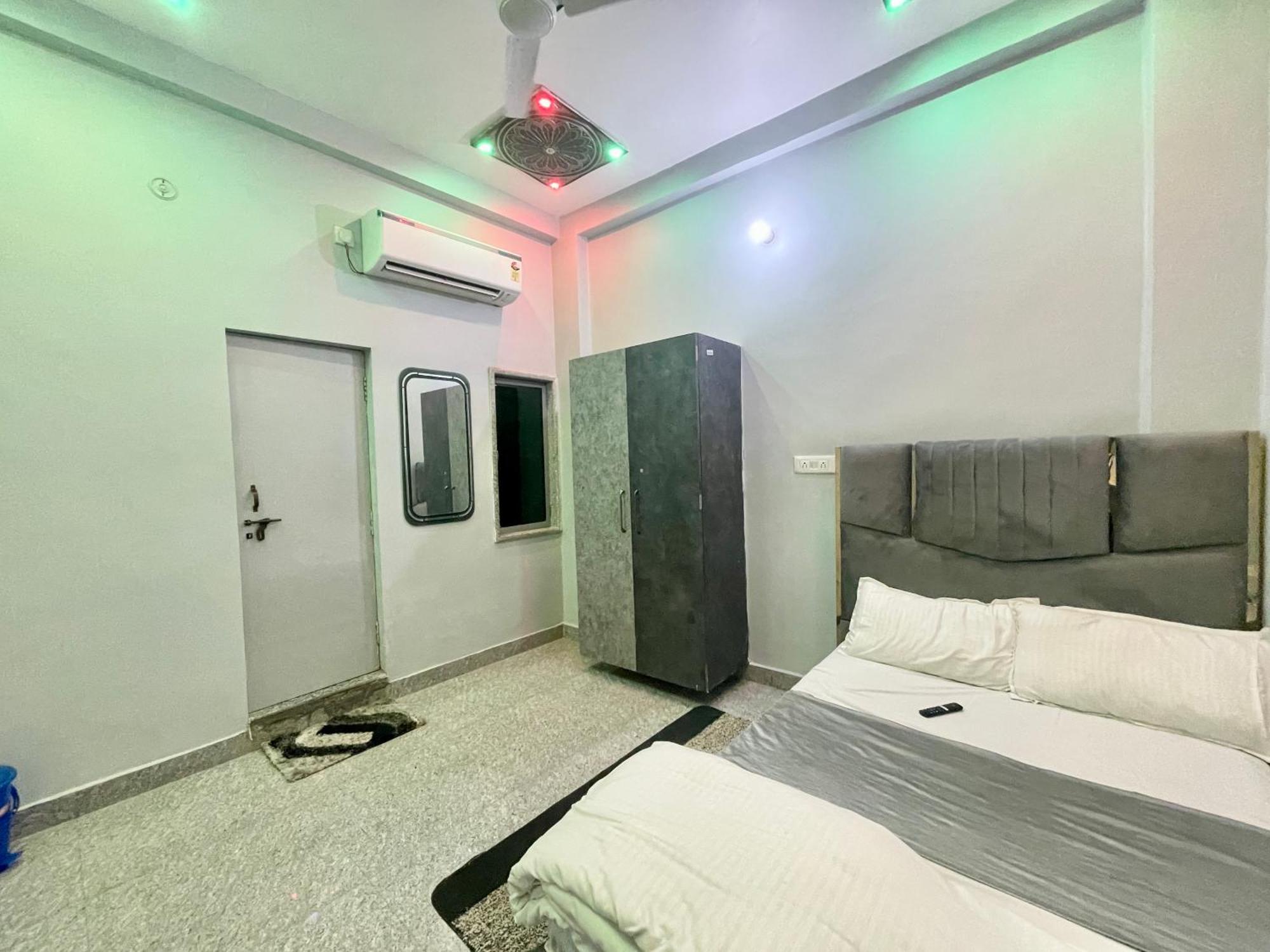 Prakash ! ! Fully-air-conditioned At Prime Location With Off Site Parking Availability, Near Kashi Vishwanath Temple, And Ganga Ghat, Newly Constructed And Luxurious - 3 Hotel 4*