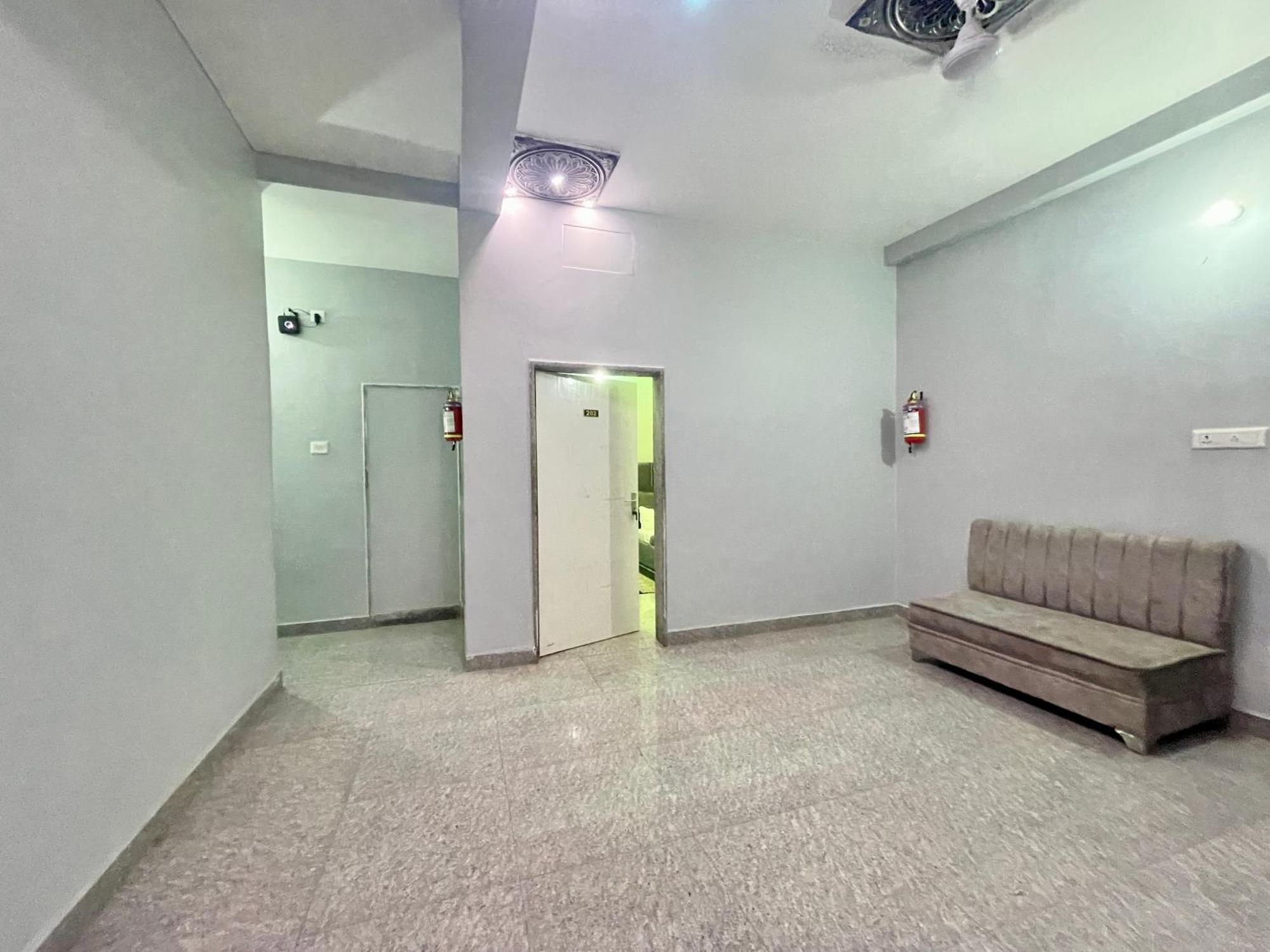 Hotel Prakash ! ! Fully-air-conditioned At Prime Location With Off Site Parking Availability, Near Kashi Vishwanath Temple, And Ganga Ghat, Newly Constructed And Luxurious - 3 4*