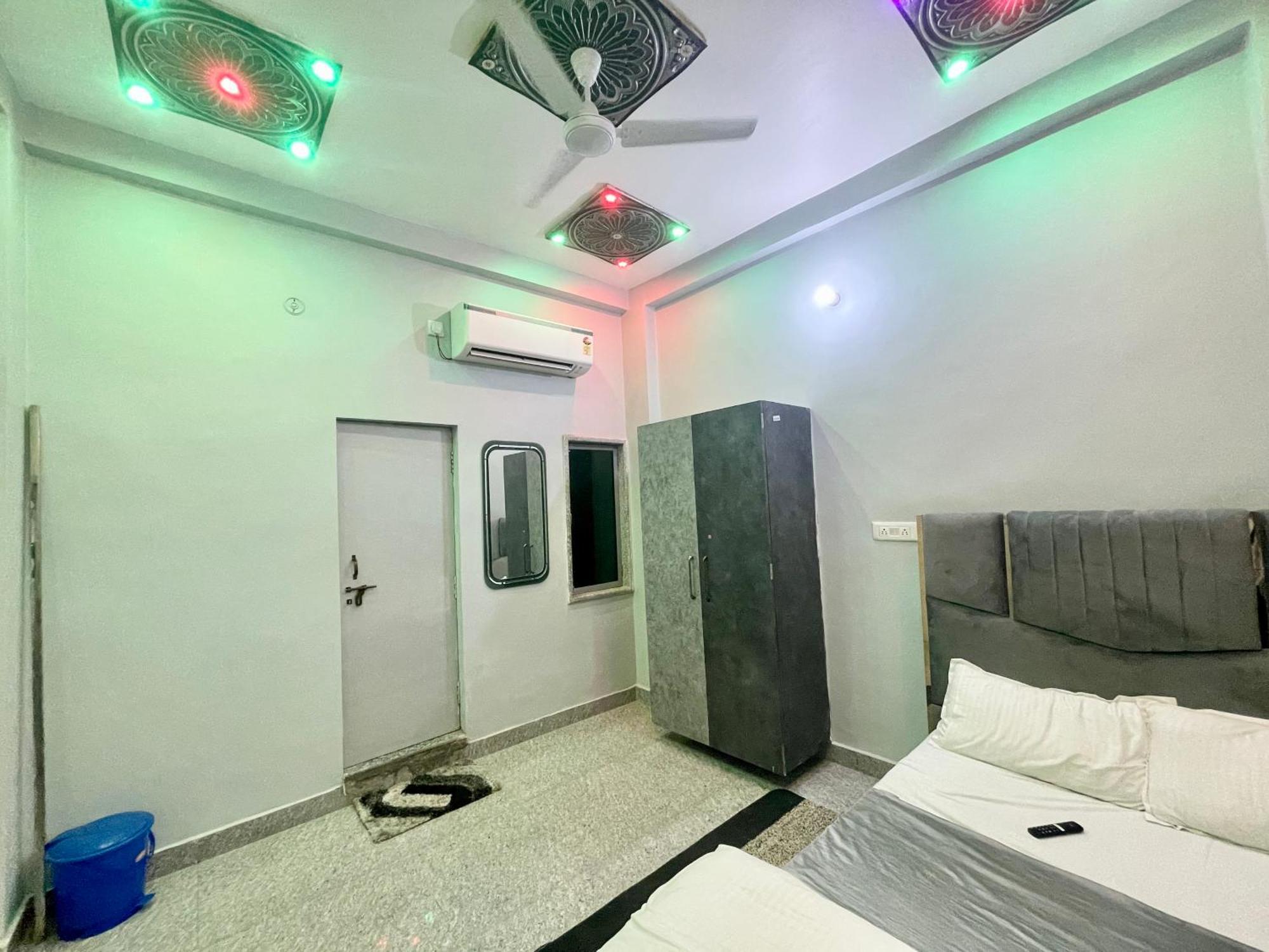 Prakash ! ! Fully-air-conditioned At Prime Location With Off Site Parking Availability, Near Kashi Vishwanath Temple, And Ganga Ghat, Newly Constructed And Luxurious - 3 Varanasi