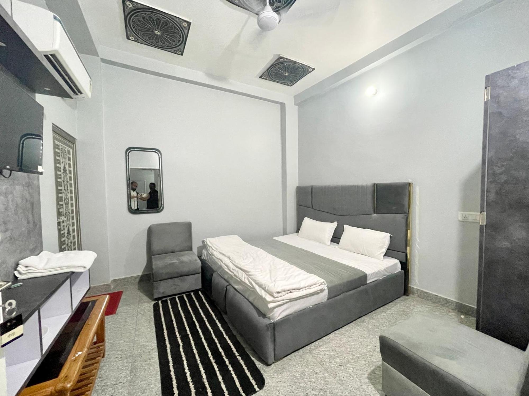 Prakash ! ! Fully-air-conditioned At Prime Location With Off Site Parking Availability, Near Kashi Vishwanath Temple, And Ganga Ghat, Newly Constructed And Luxurious - 3 Hotel Varanasi