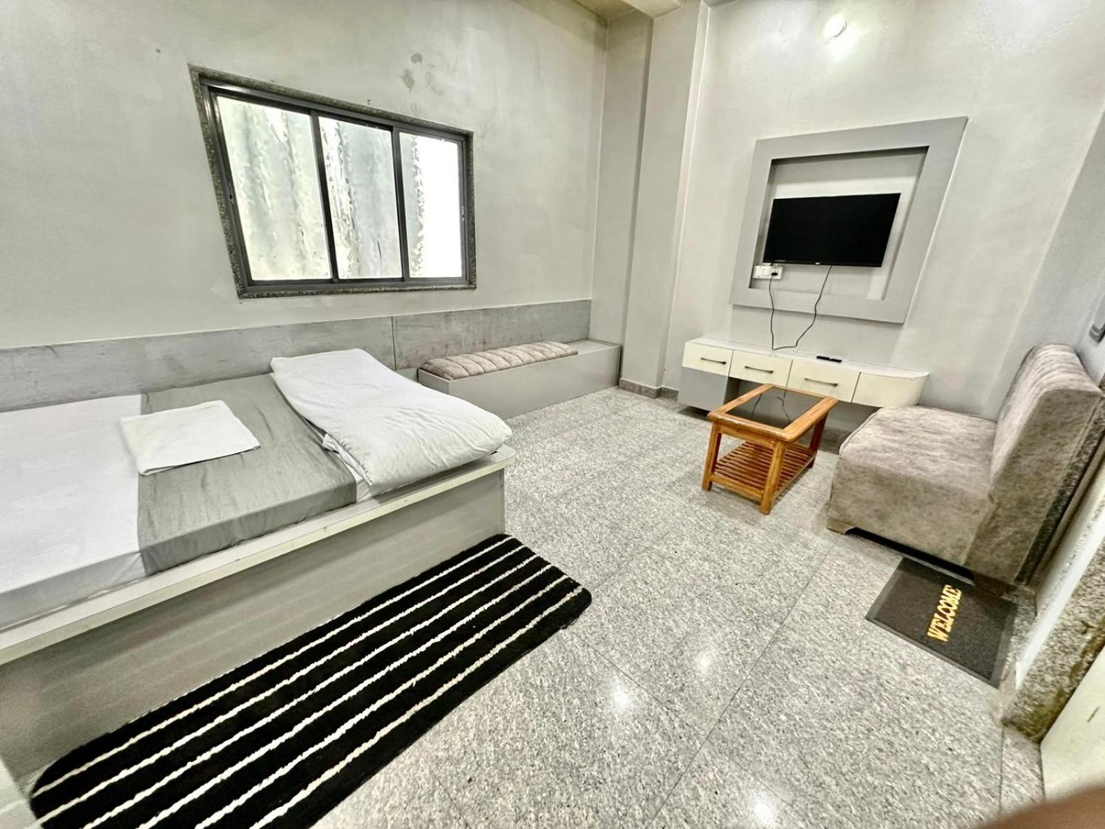 Prakash ! ! Fully-air-conditioned At Prime Location With Off Site Parking Availability, Near Kashi Vishwanath Temple, And Ganga Ghat, Newly Constructed And Luxurious - 3 Hotel