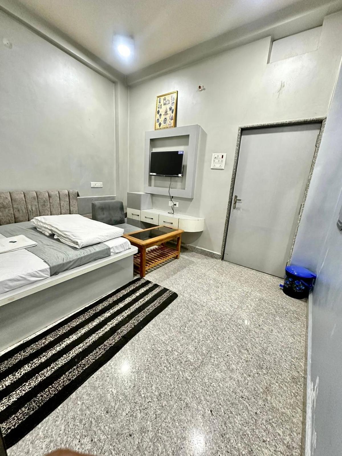 Prakash ! ! Fully-air-conditioned At Prime Location With Off Site Parking Availability, Near Kashi Vishwanath Temple, And Ganga Ghat, Newly Constructed And Luxurious - 3 Hotel 4*