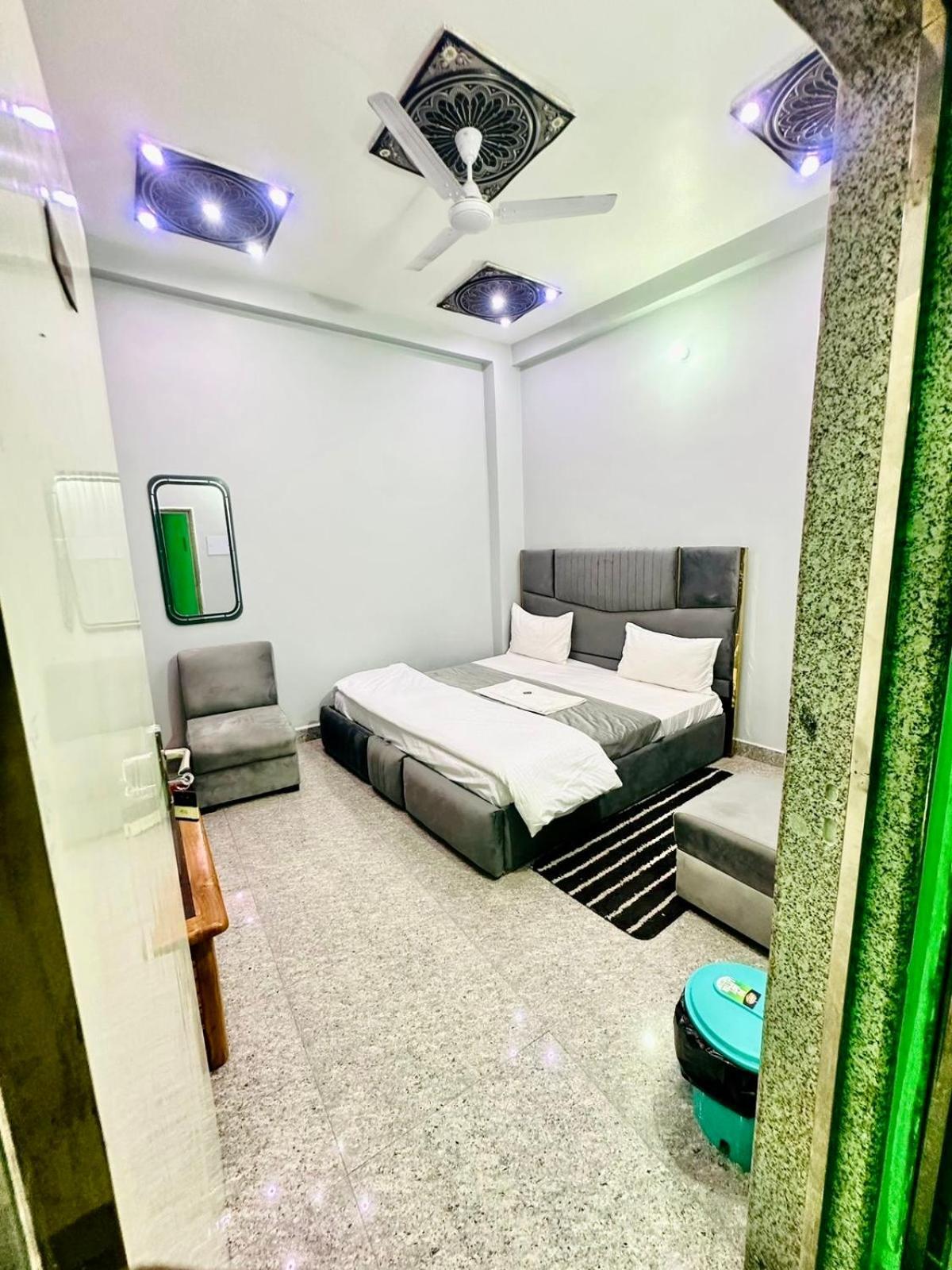 Hotel Prakash ! ! Fully-air-conditioned At Prime Location With Off Site Parking Availability, Near Kashi Vishwanath Temple, And Ganga Ghat, Newly Constructed And Luxurious - 3 4*