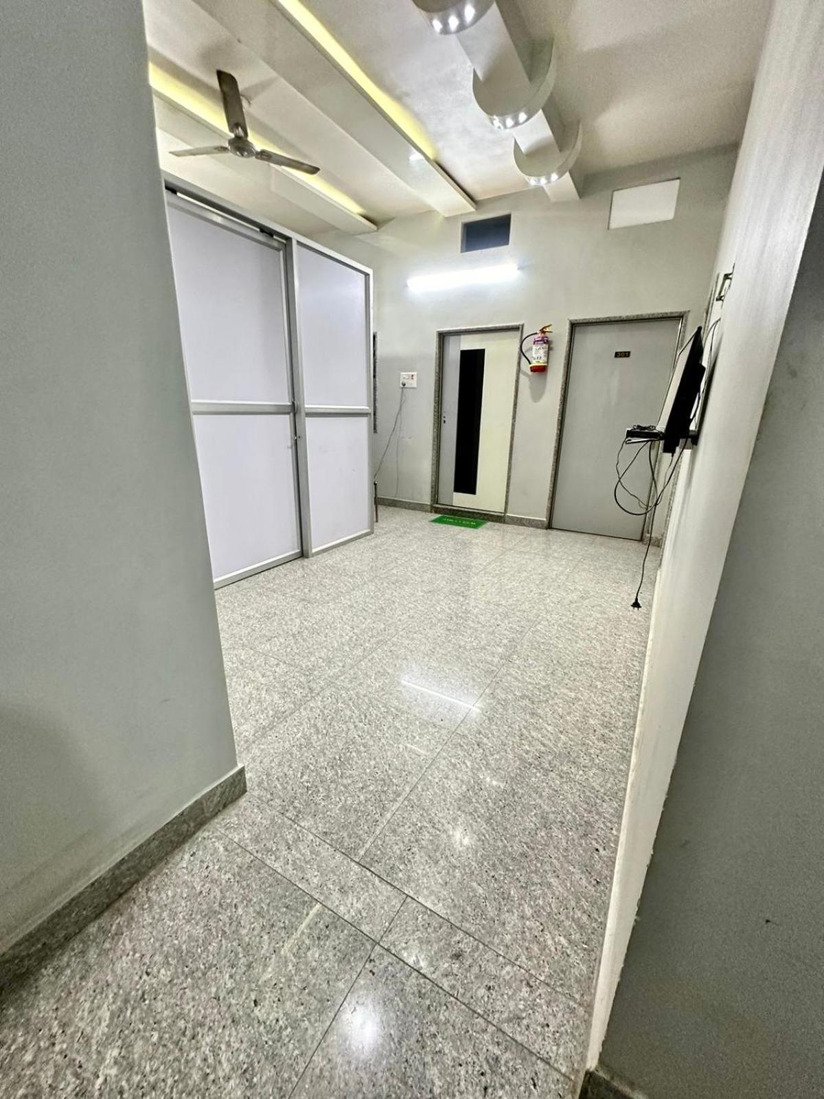 Prakash ! ! Fully-air-conditioned At Prime Location With Off Site Parking Availability, Near Kashi Vishwanath Temple, And Ganga Ghat, Newly Constructed And Luxurious - 3 Hotel Varanasi