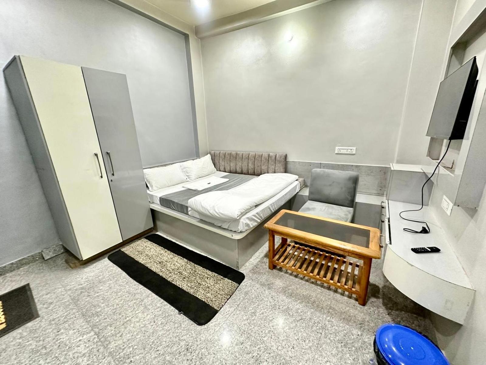 Prakash ! ! Fully-air-conditioned At Prime Location With Off Site Parking Availability, Near Kashi Vishwanath Temple, And Ganga Ghat, Newly Constructed And Luxurious - 3 Hotel