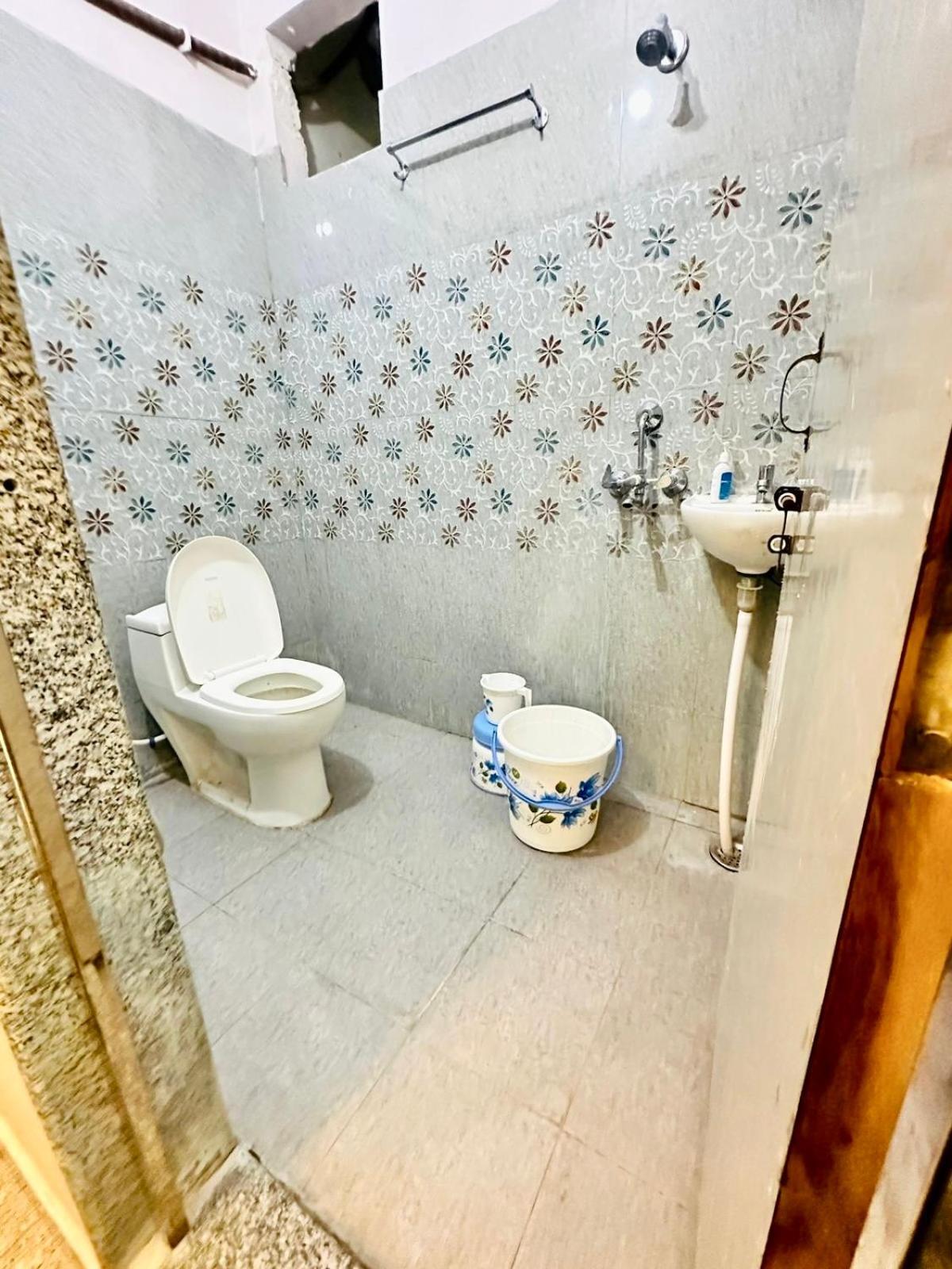 Hotel Prakash ! ! Fully-air-conditioned At Prime Location With Off Site Parking Availability, Near Kashi Vishwanath Temple, And Ganga Ghat, Newly Constructed And Luxurious - 3 4*