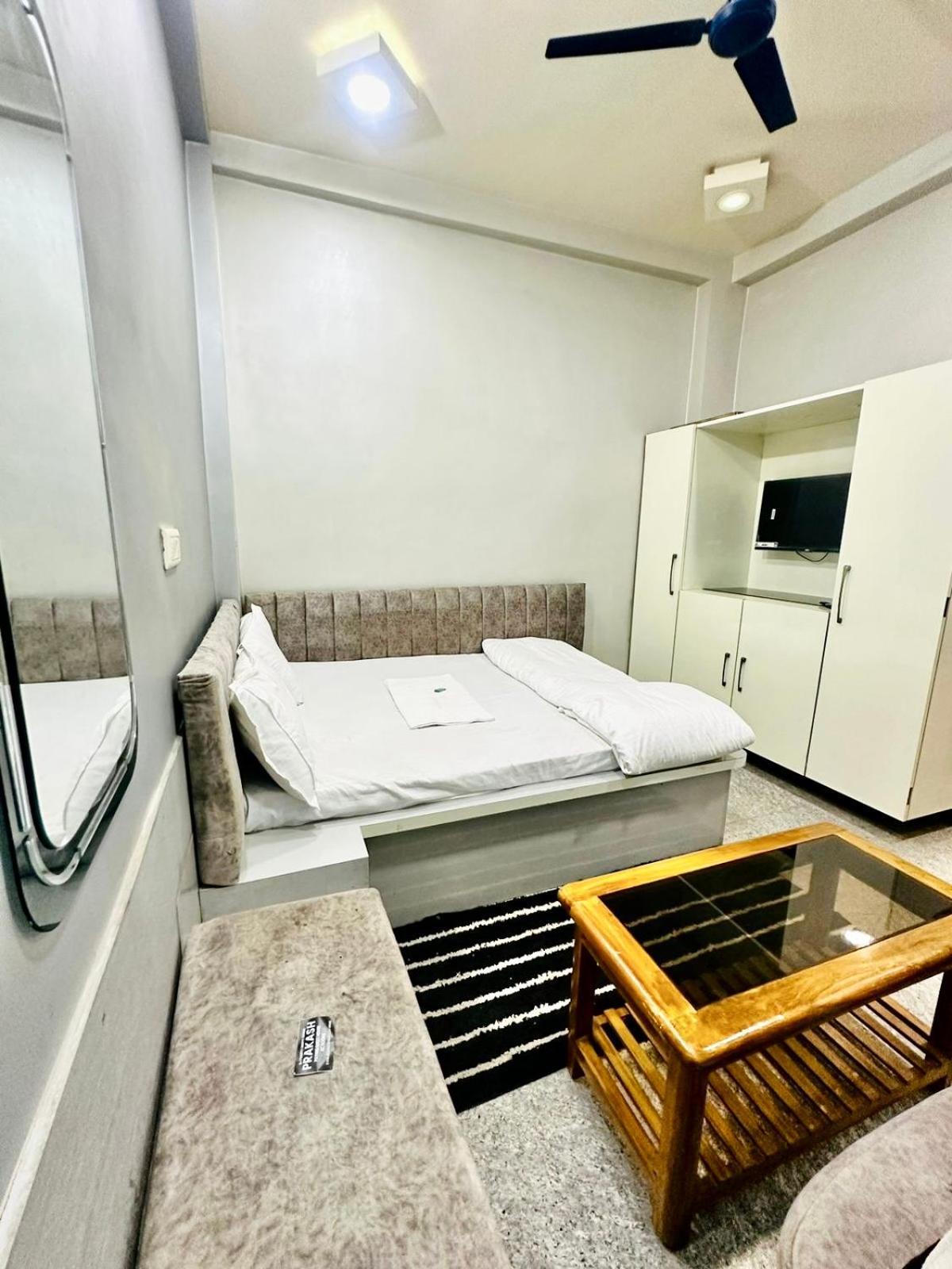 Prakash ! ! Fully-air-conditioned At Prime Location With Off Site Parking Availability, Near Kashi Vishwanath Temple, And Ganga Ghat, Newly Constructed And Luxurious - 3 Hotel 4*