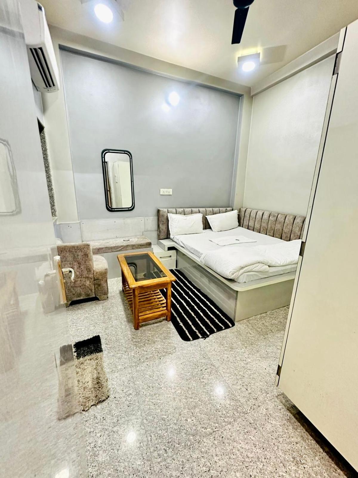 Prakash ! ! Fully-air-conditioned At Prime Location With Off Site Parking Availability, Near Kashi Vishwanath Temple, And Ganga Ghat, Newly Constructed And Luxurious - 3 Hotel Varanasi