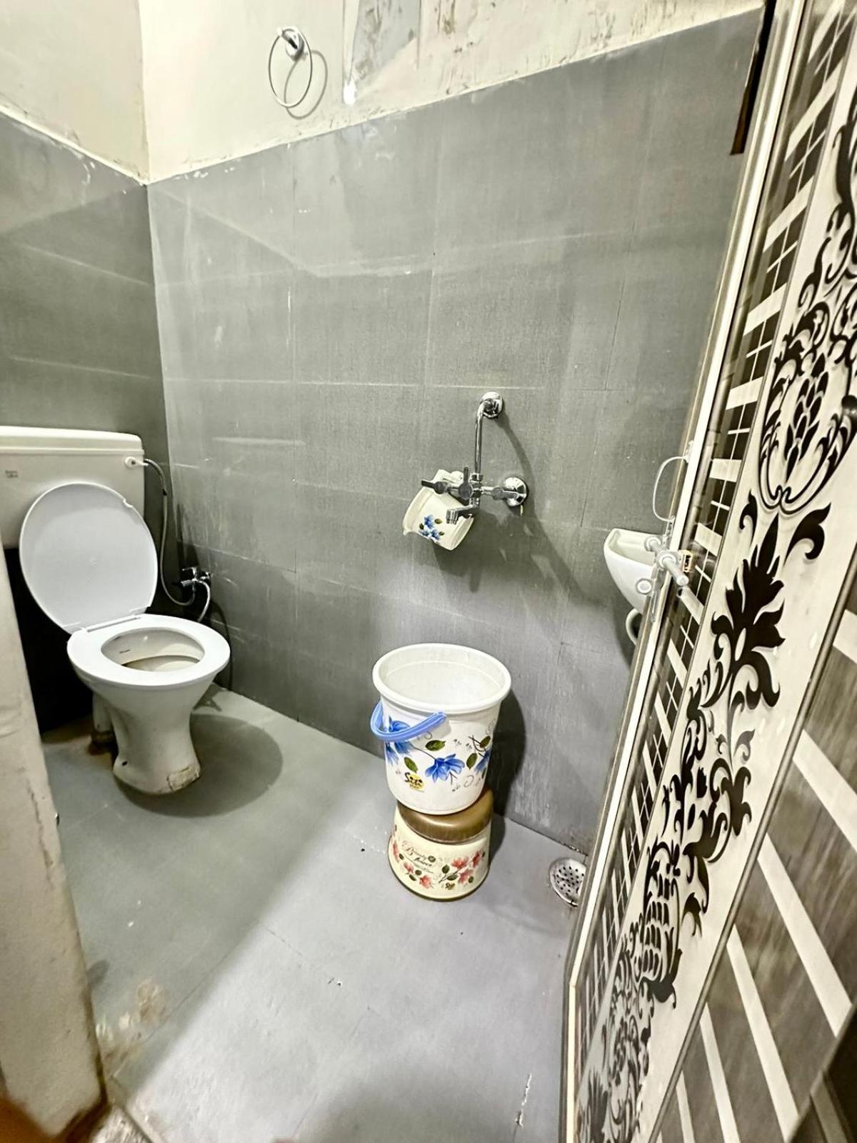 Hotel Prakash ! ! Fully-air-conditioned At Prime Location With Off Site Parking Availability, Near Kashi Vishwanath Temple, And Ganga Ghat, Newly Constructed And Luxurious - 3 4*