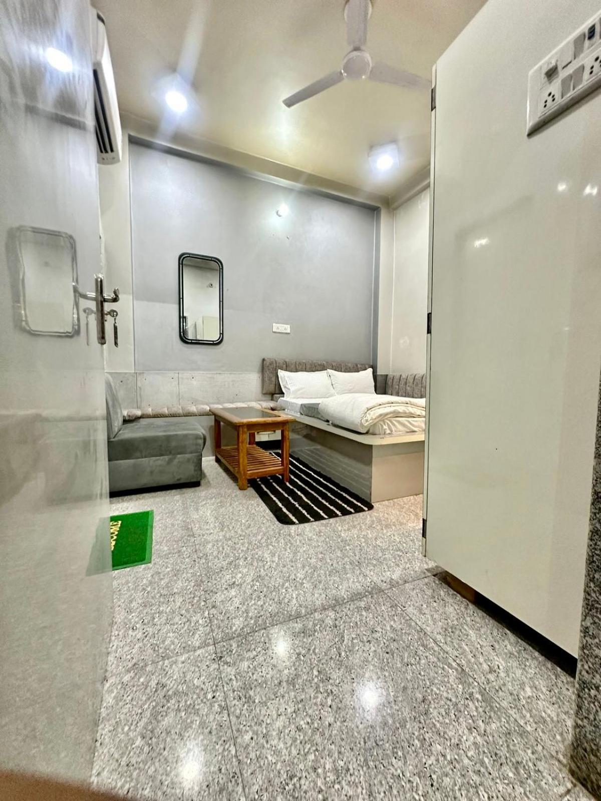 Prakash ! ! Fully-air-conditioned At Prime Location With Off Site Parking Availability, Near Kashi Vishwanath Temple, And Ganga Ghat, Newly Constructed And Luxurious - 3 Varanasi