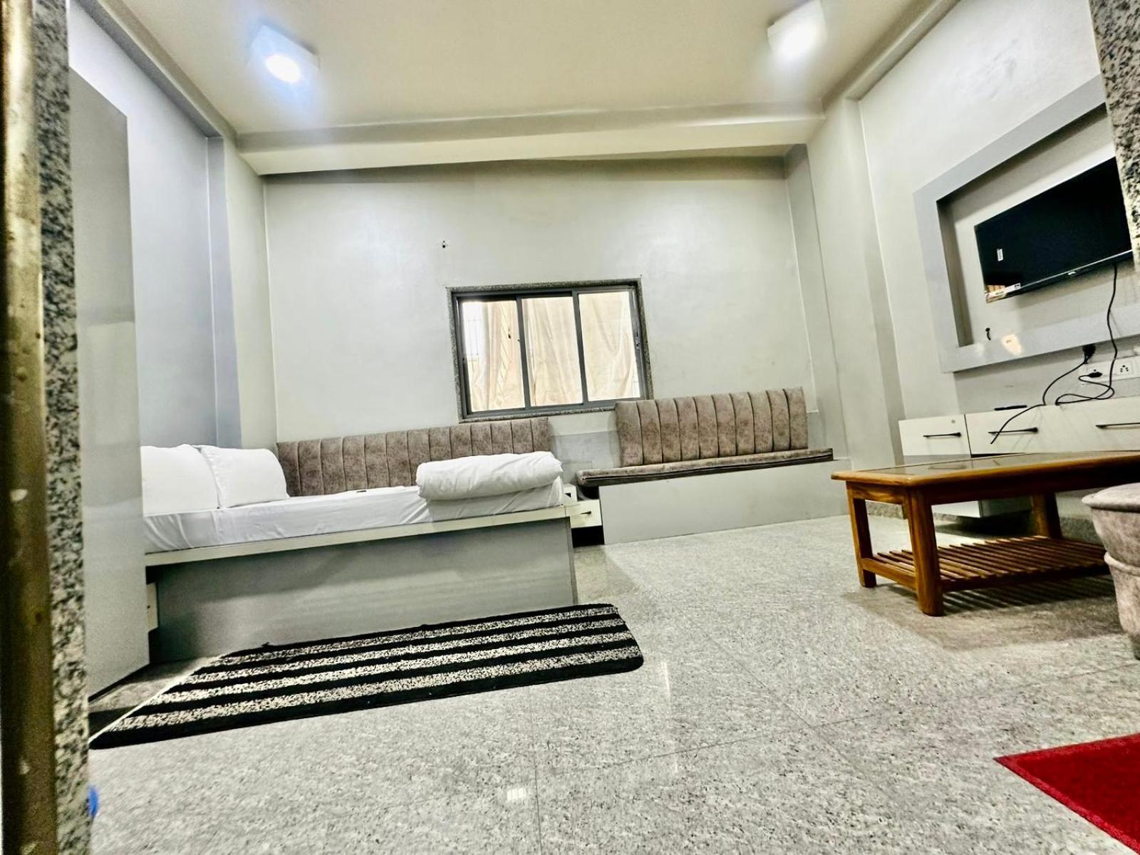 Prakash ! ! Fully-air-conditioned At Prime Location With Off Site Parking Availability, Near Kashi Vishwanath Temple, And Ganga Ghat, Newly Constructed And Luxurious - 3 4*