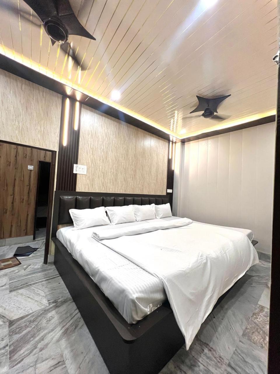 Durga P Near Harishchandra Ghat Hotel 2*