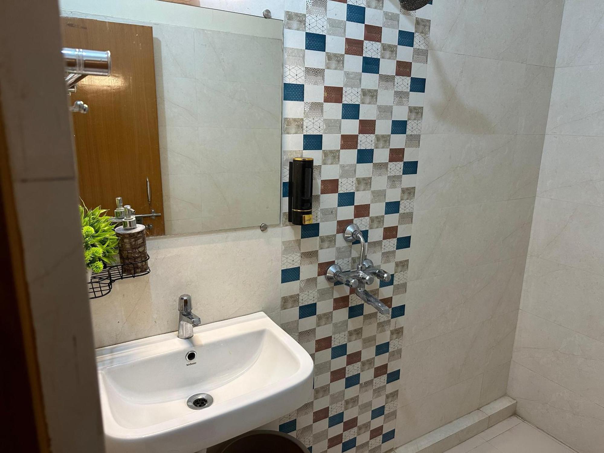 Zoomstay - 3bhk *