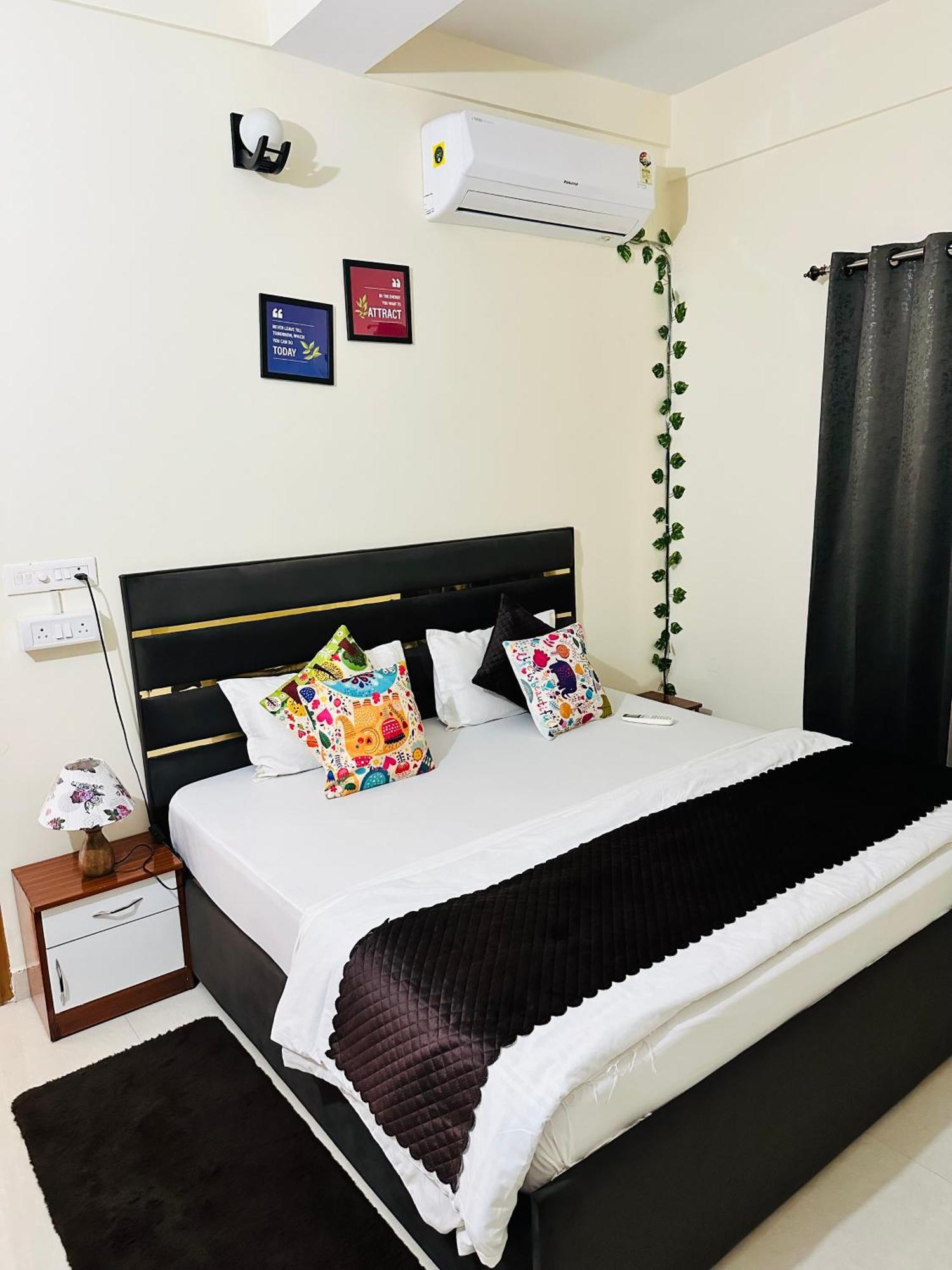 Zoomstay - 3bhk Apartment *