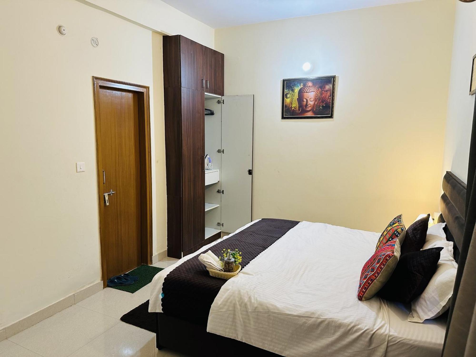 Zoomstay - 3bhk *