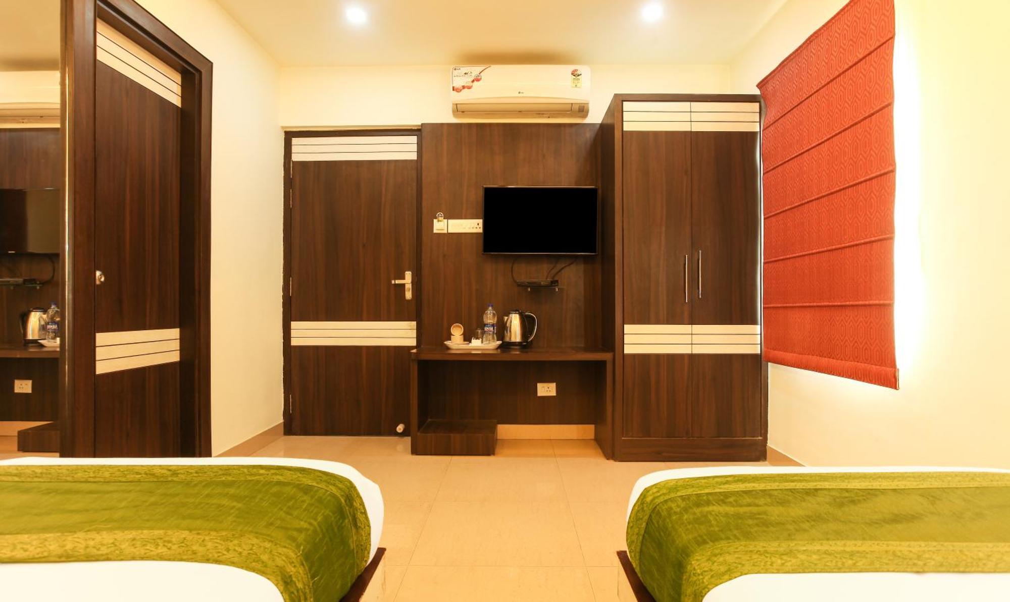 Hotel Janki International 3 Km From Kashi Vishwanath Temple Free Pickup From Railway Station 3*