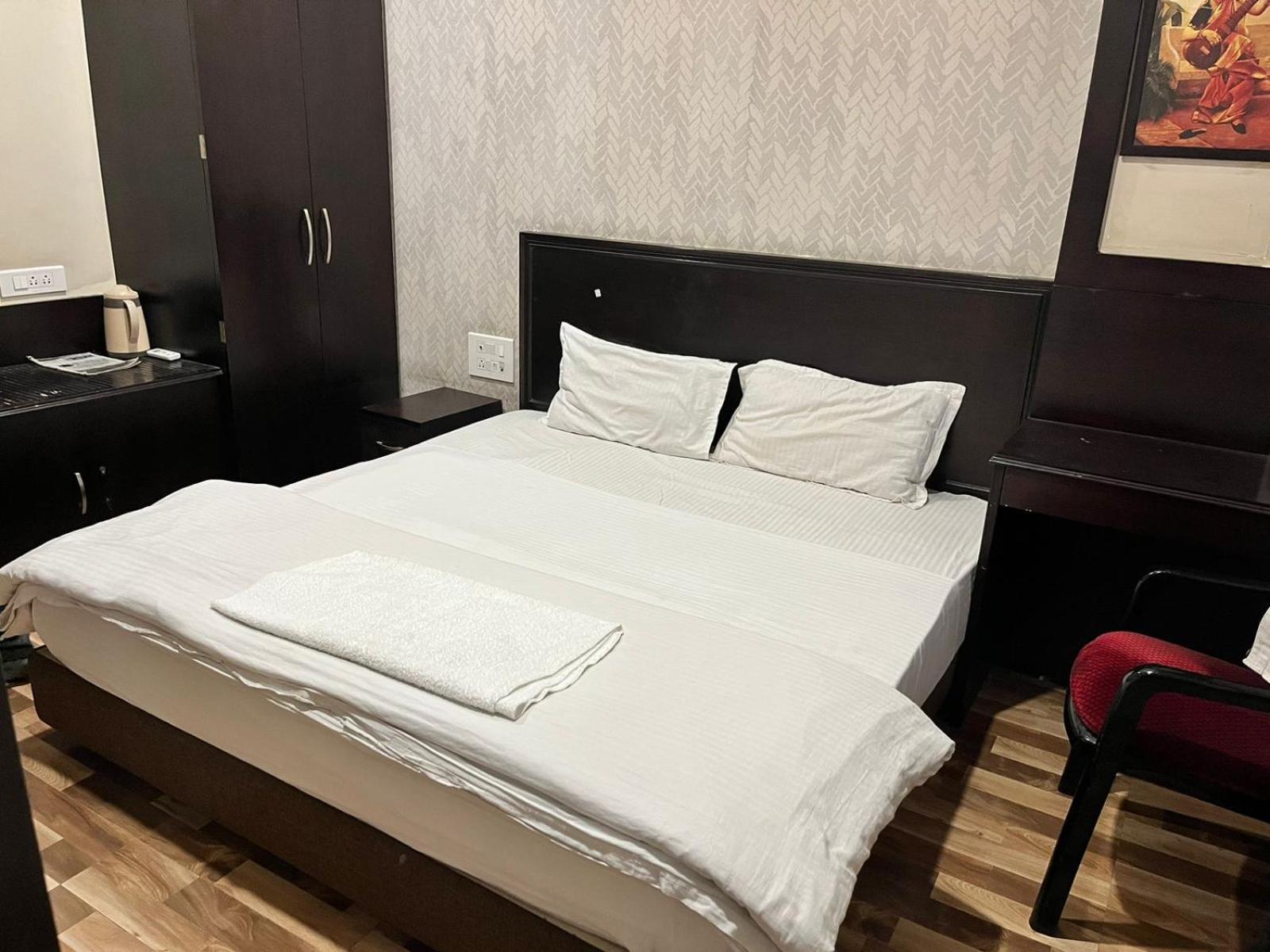 Simple Blissful - 2 Bedrooms Independent House Apartment Varanasi