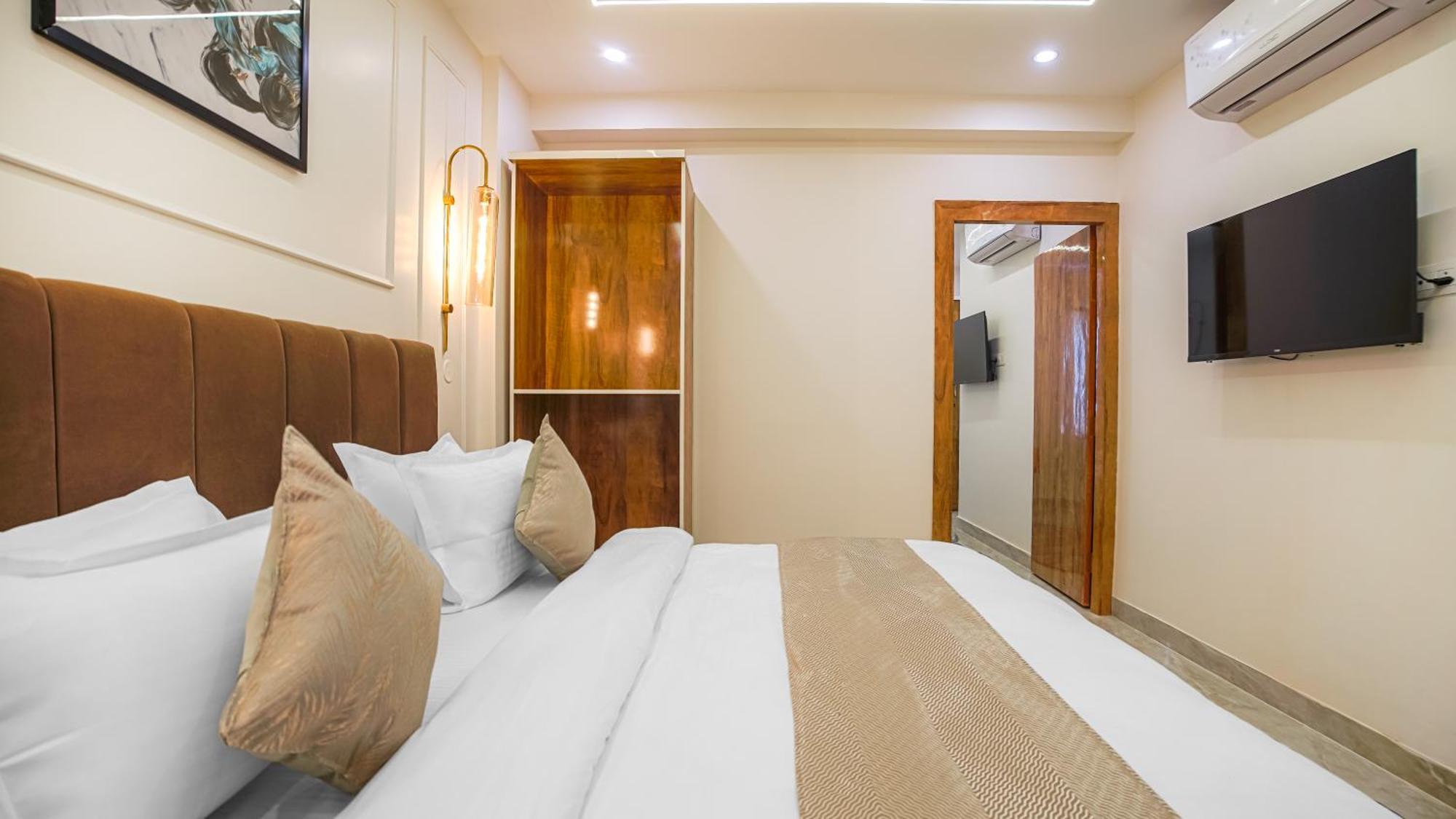 Perfectstayz Premium Cadillac Hotel