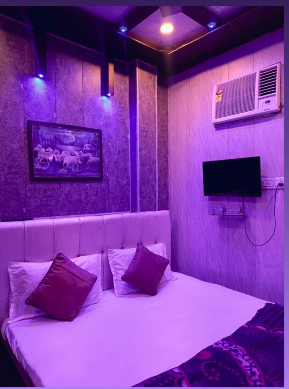 Glitz Shiv Kashi P - Nr Dashashwamedh Ghat Guest house
