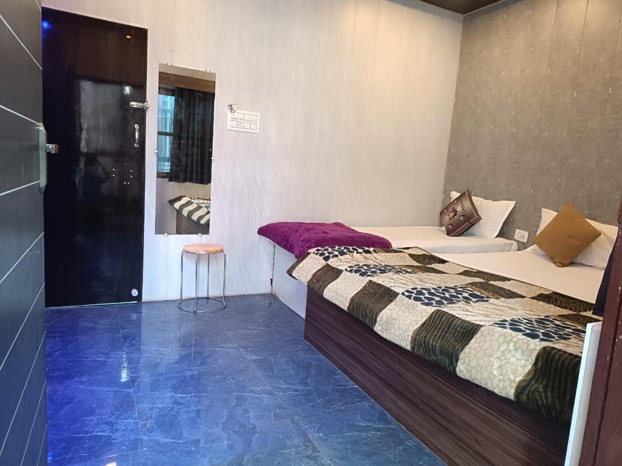 Glitz Shiv Kashi P - Nr Dashashwamedh Ghat Guest house *