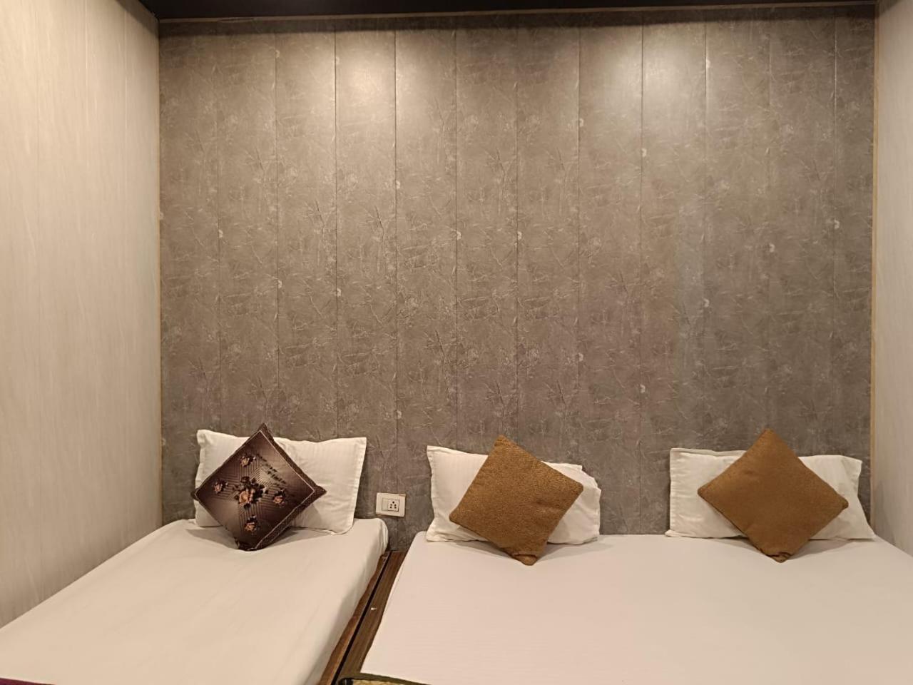 Glitz Shiv Kashi P - Nr Dashashwamedh Ghat Guest house Varanasi