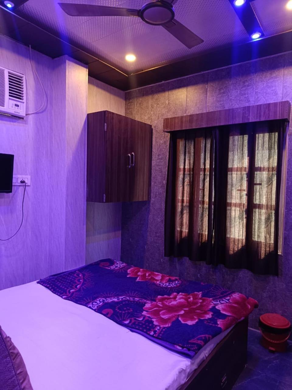 Guest house Glitz Shiv Kashi P - Nr Dashashwamedh Ghat Varanasi
