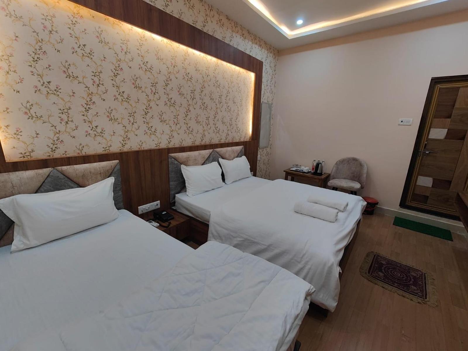 Mangal Murti Hotel *
