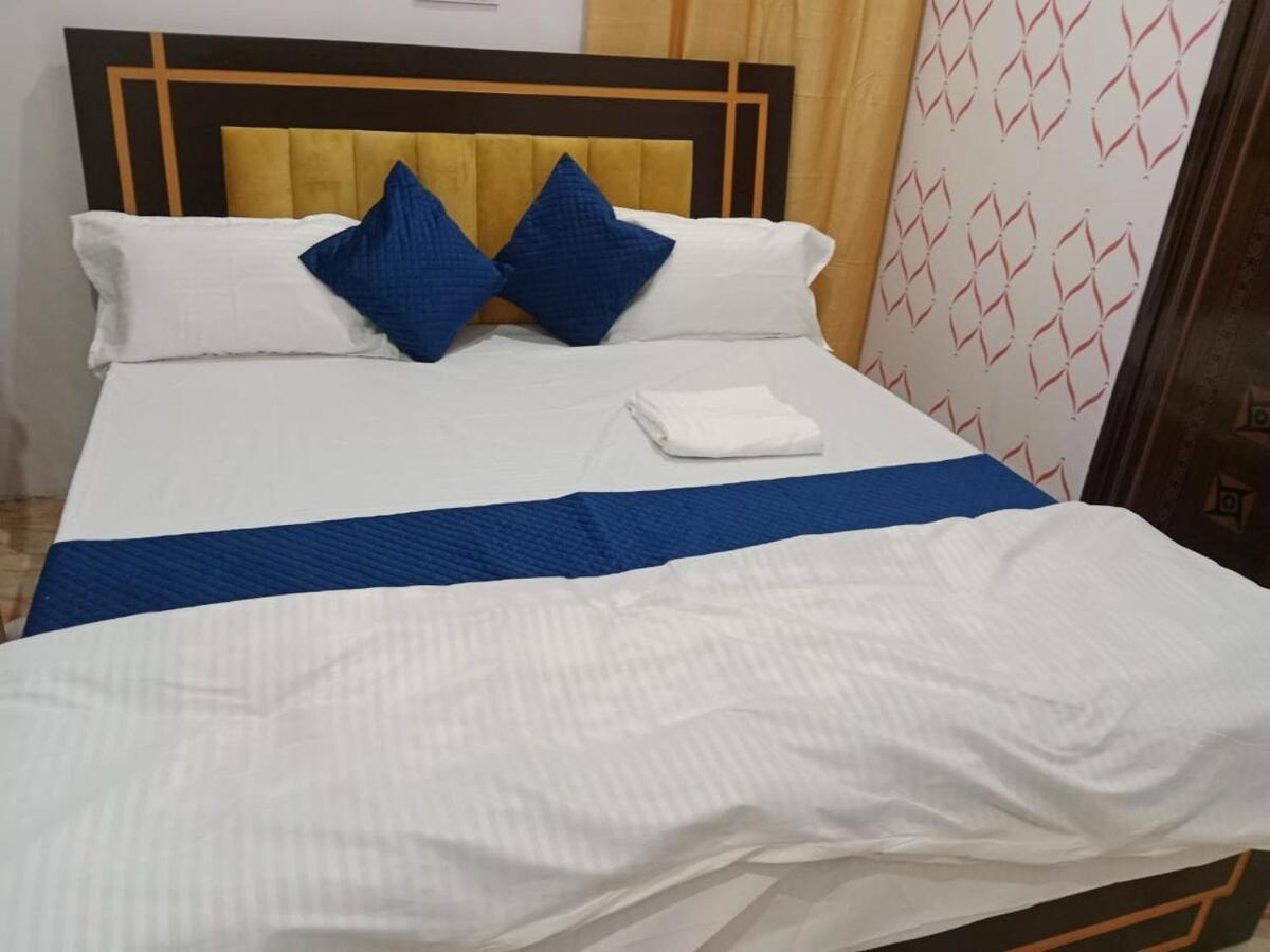 Apartment Sri Radhe Shyam 1bhk - Walkable Distance To Sri Kashi Vishwanath Temple, Dashashwamedh Ghat, And Ganga Arti
