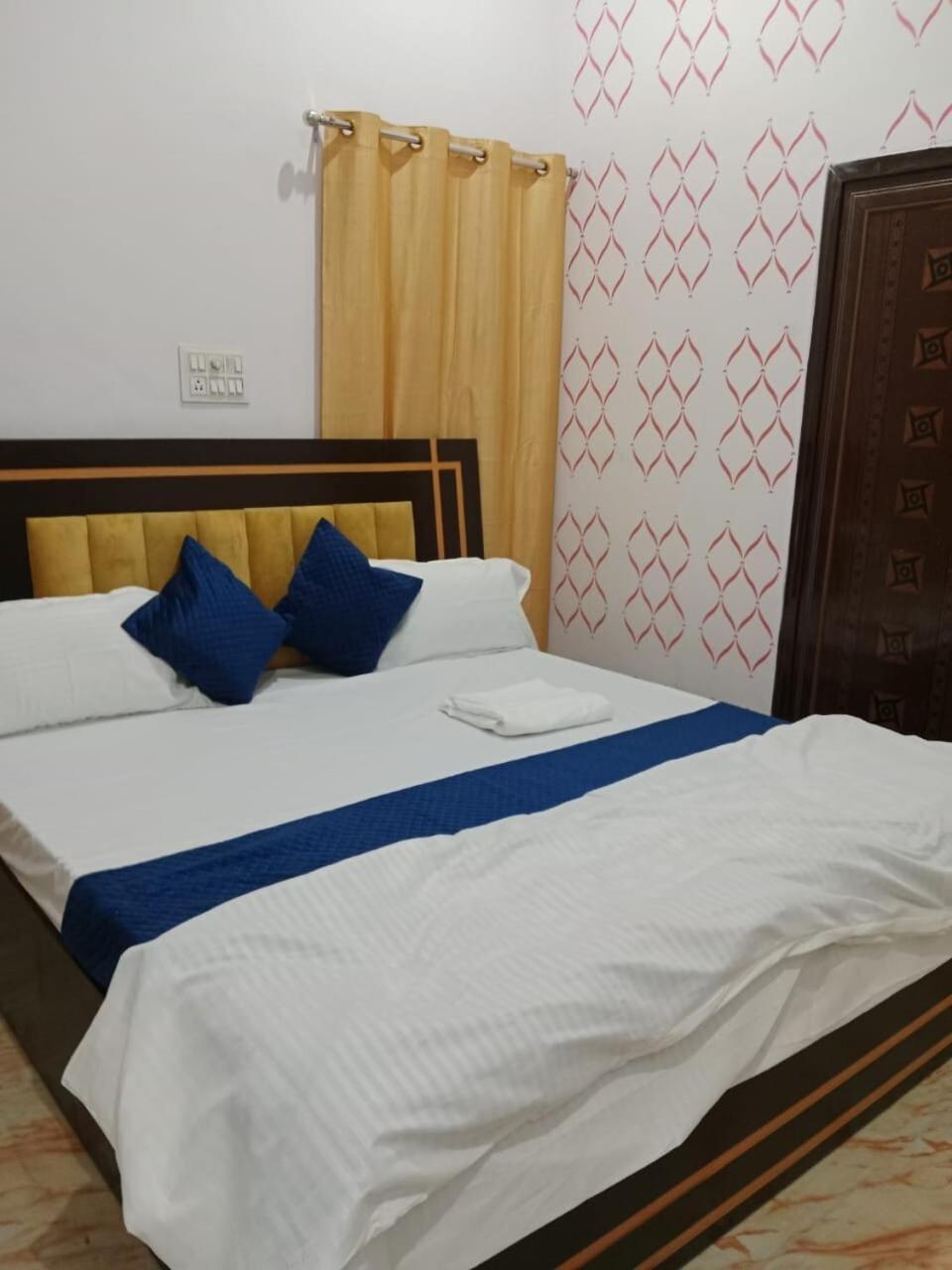 Sri Radhe Shyam 1bhk - Walkable Distance To Sri Kashi Vishwanath Temple, Dashashwamedh Ghat, And Ganga Arti Apartment