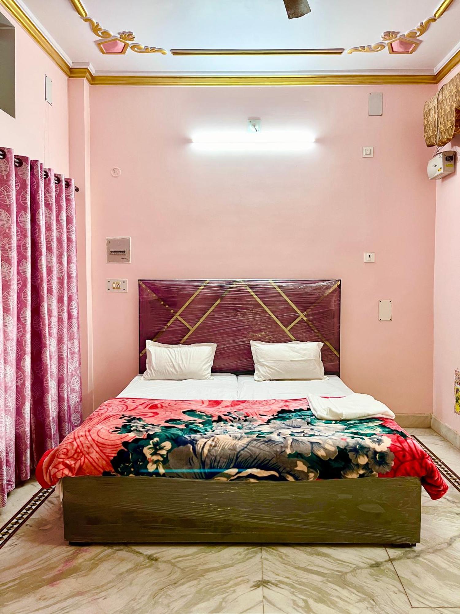Trilok P - Dashashwamedh Ghat Near Kashi Vishwanath Temple Guest house *