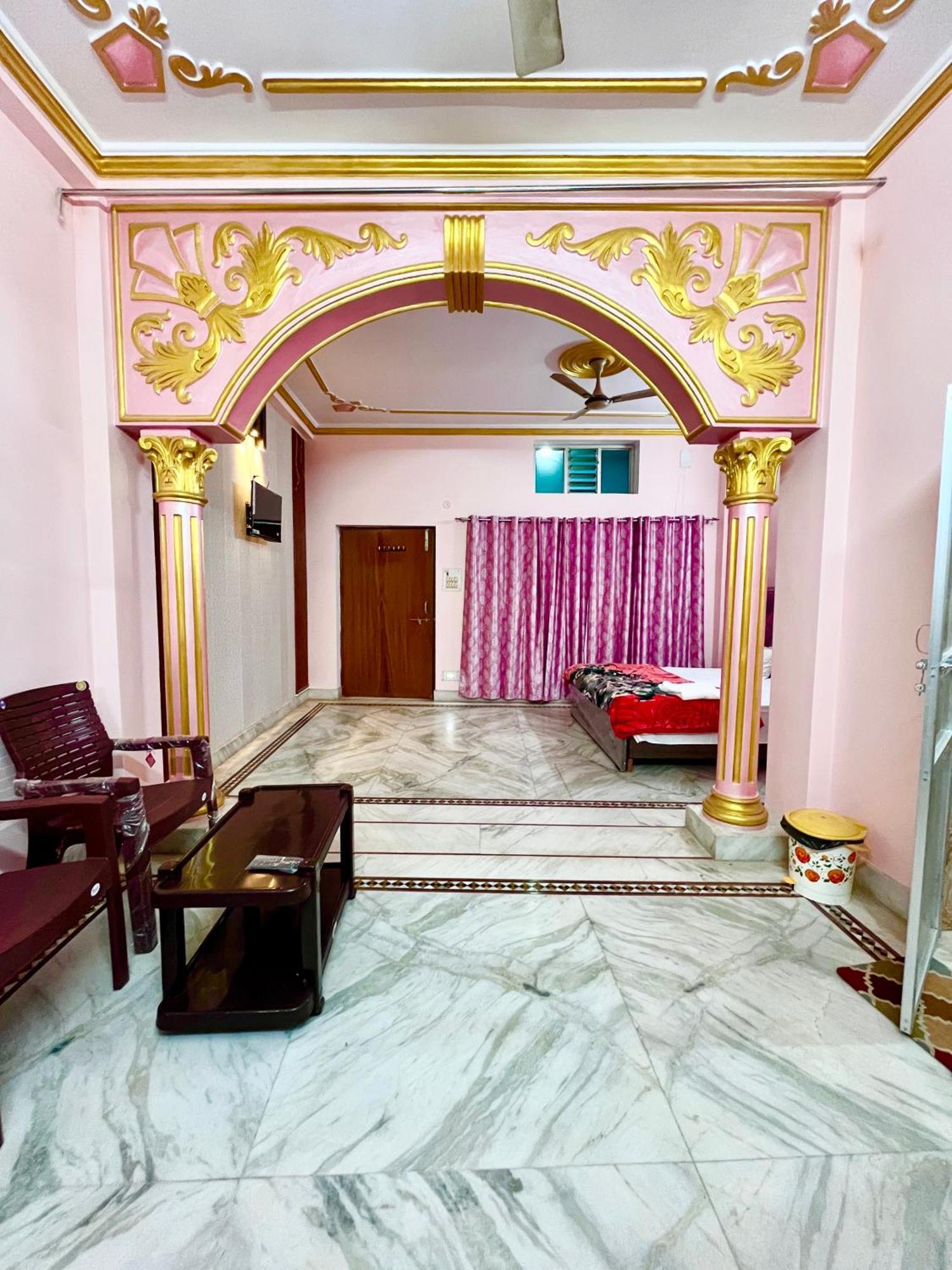 Trilok P - Dashashwamedh Ghat Near Kashi Vishwanath Temple Guest house