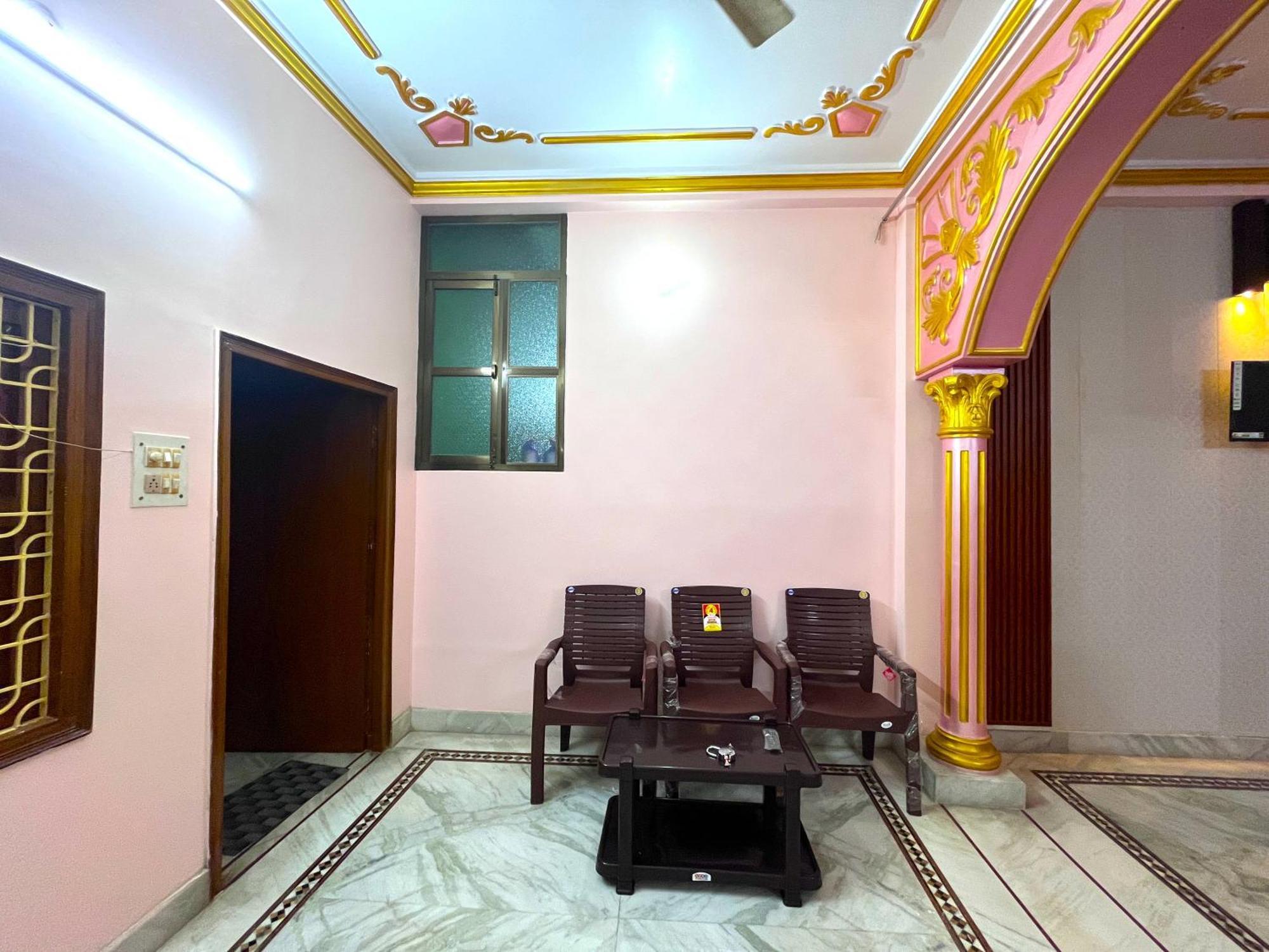 Trilok P - Dashashwamedh Ghat Near Kashi Vishwanath Temple Guest house