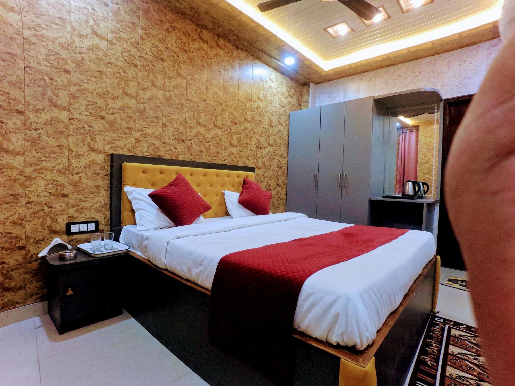R K Villa- 500 Mtr From Kashi Vishvanath Temple *