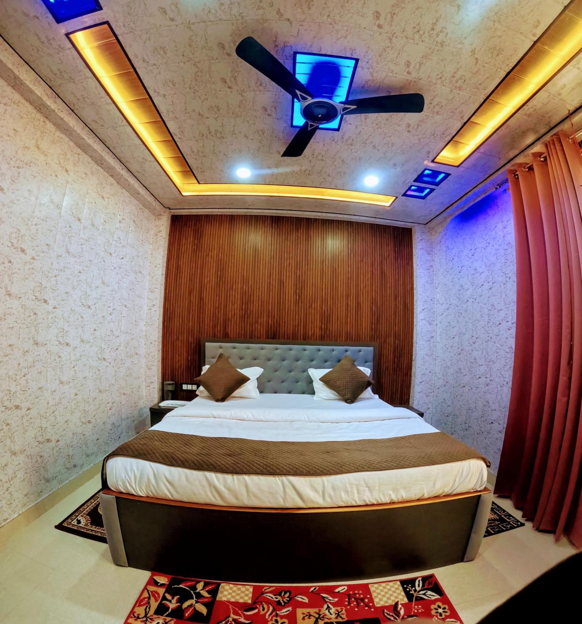 R K Villa- 500 Mtr From Kashi Vishvanath Temple Hotel *