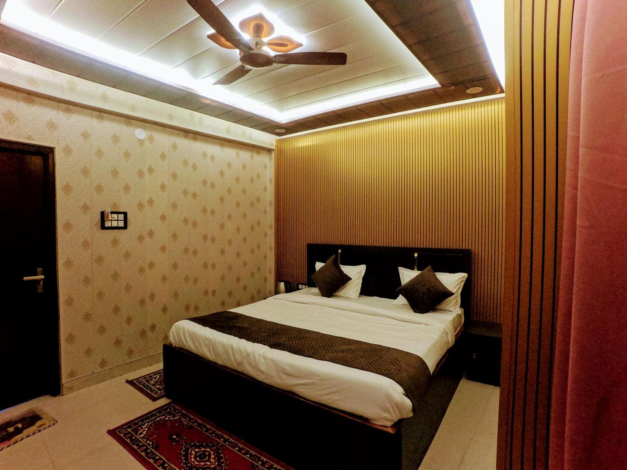 Hotel R K Villa- 500 Mtr From Kashi Vishvanath Temple *
