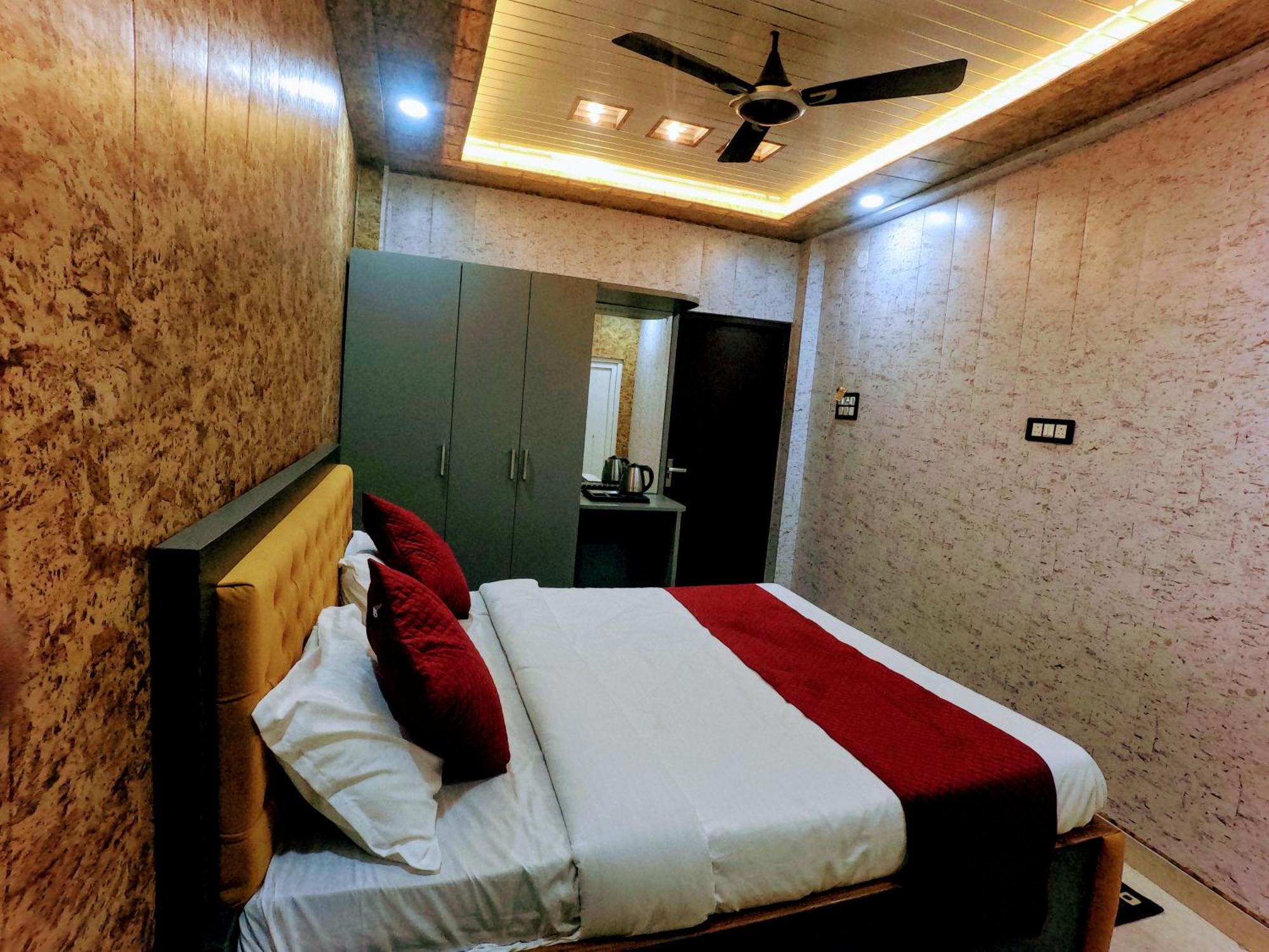 Hotel R K Villa- 500 Mtr From Kashi Vishvanath Temple