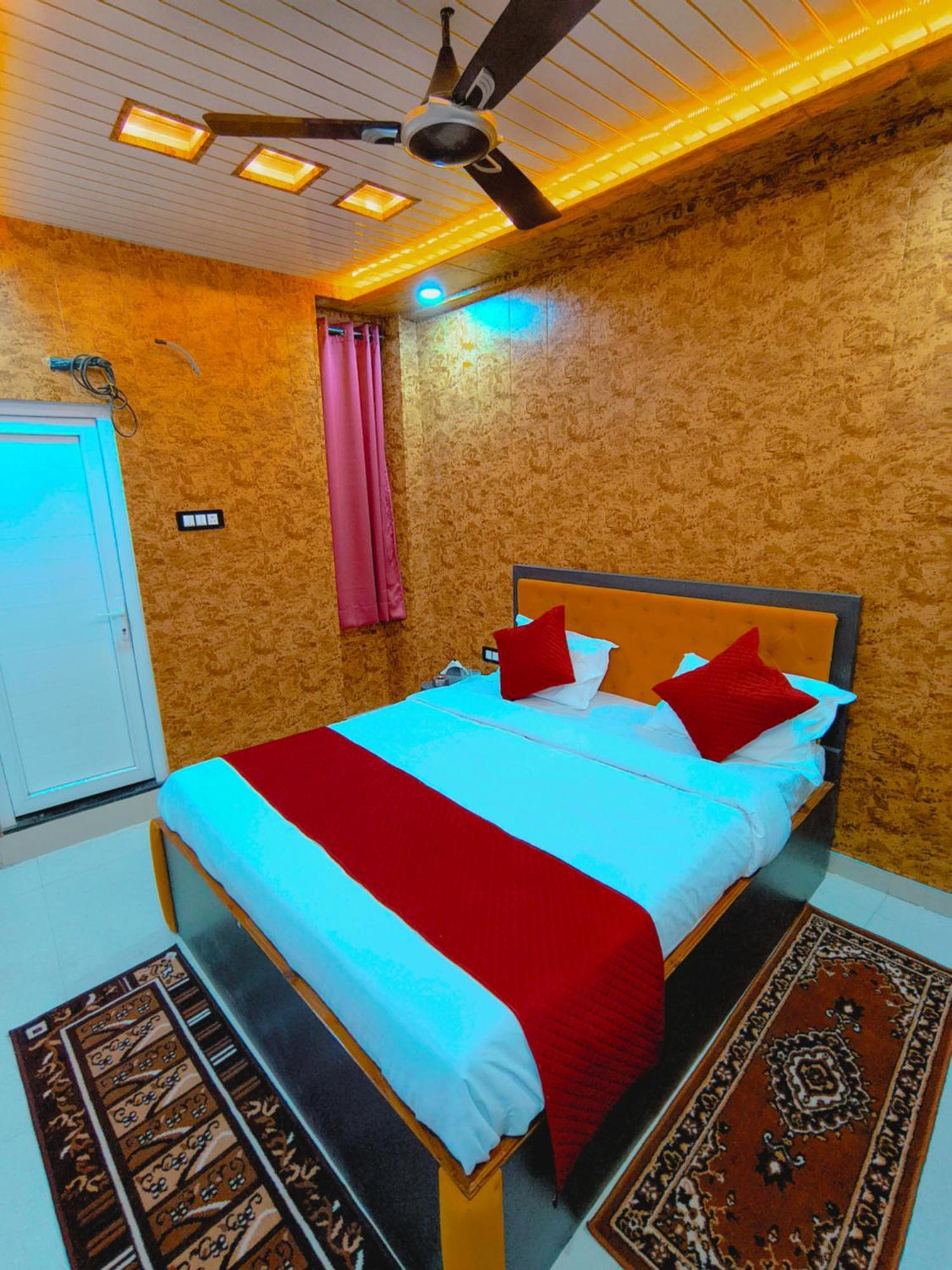 Hotel R K Villa- 500 Mtr From Kashi Vishvanath Temple *