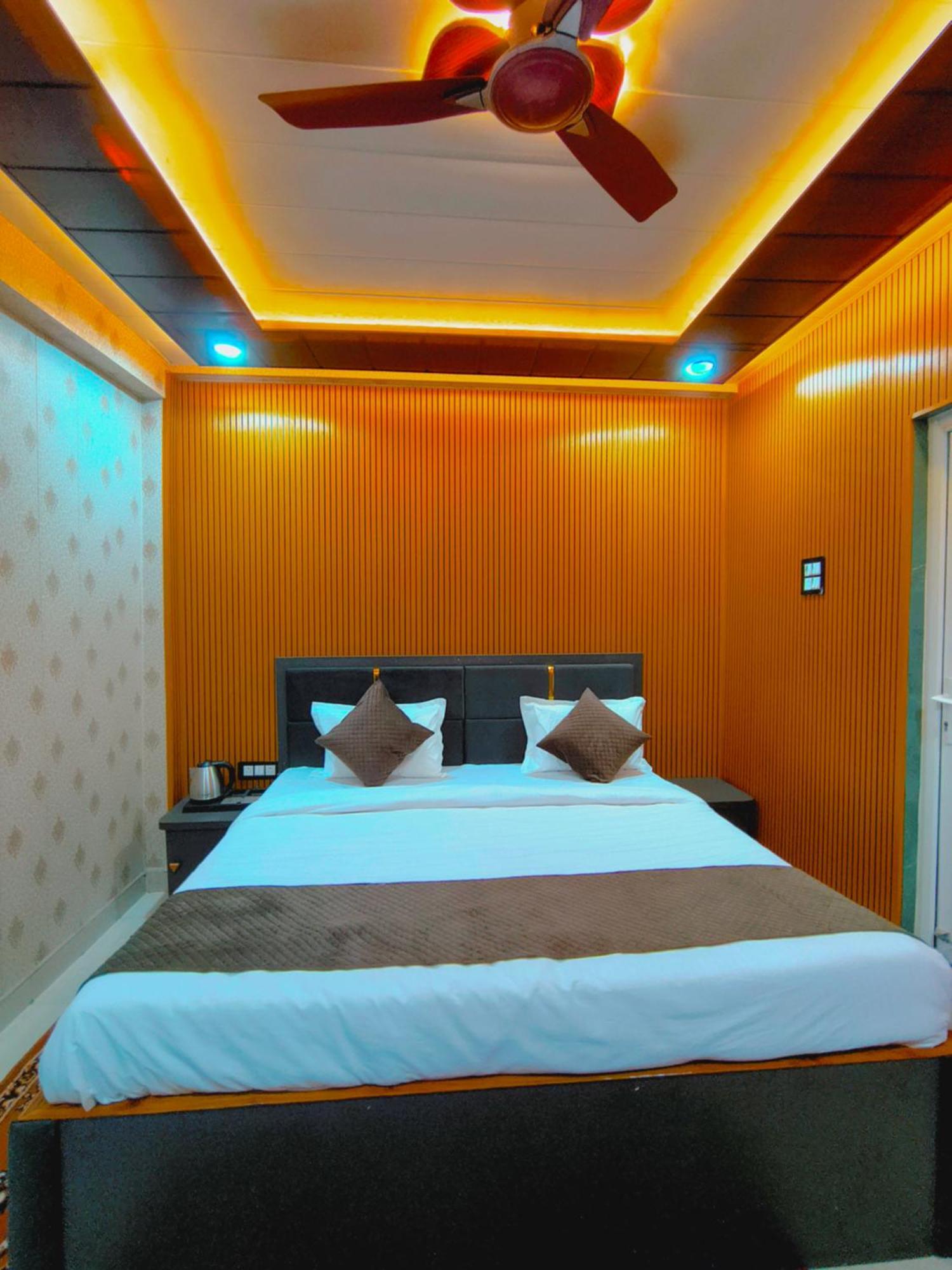 R K Villa- 500 Mtr From Kashi Vishvanath Temple *