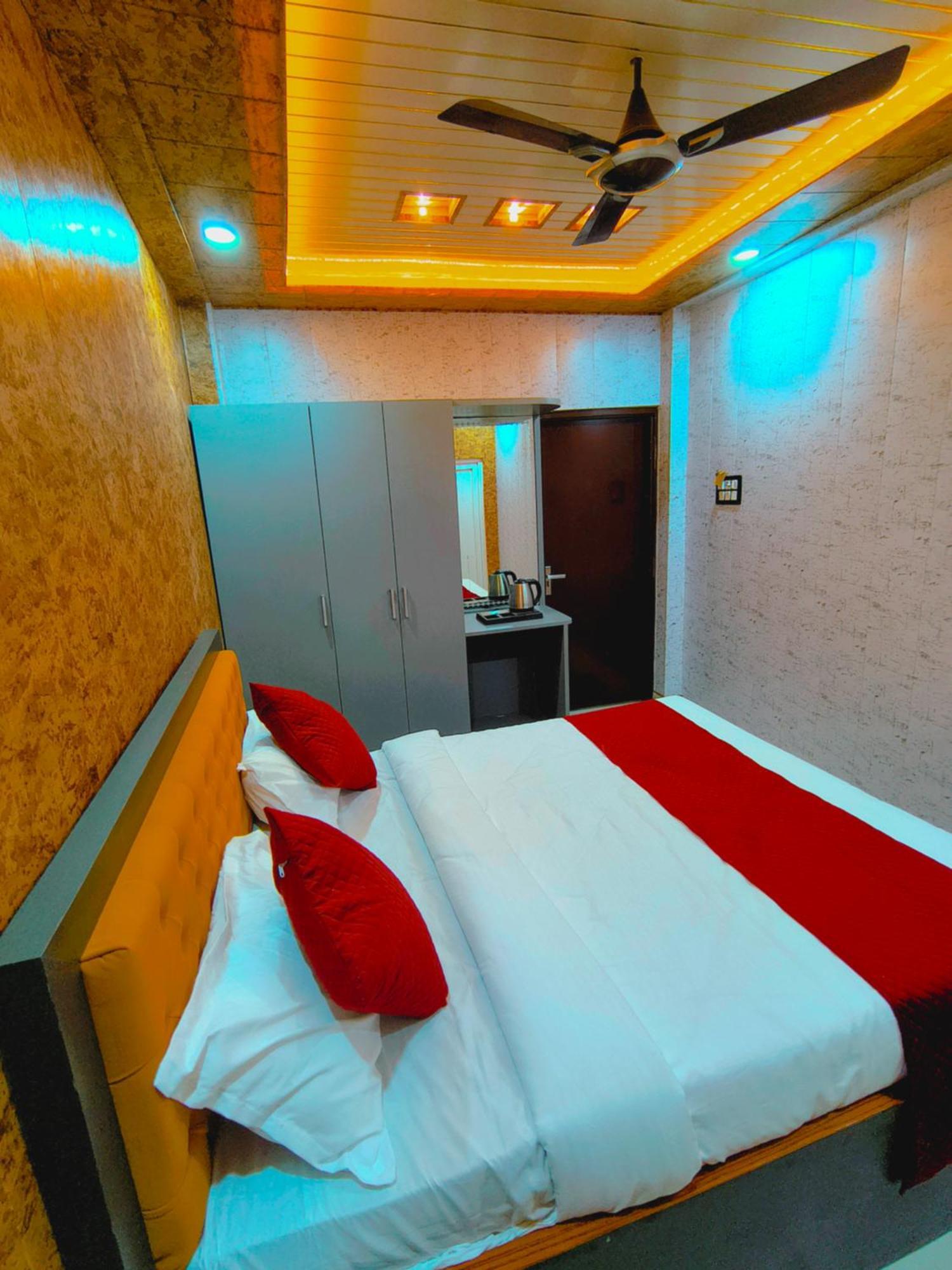R K Villa- 500 Mtr From Kashi Vishvanath Temple Hotel