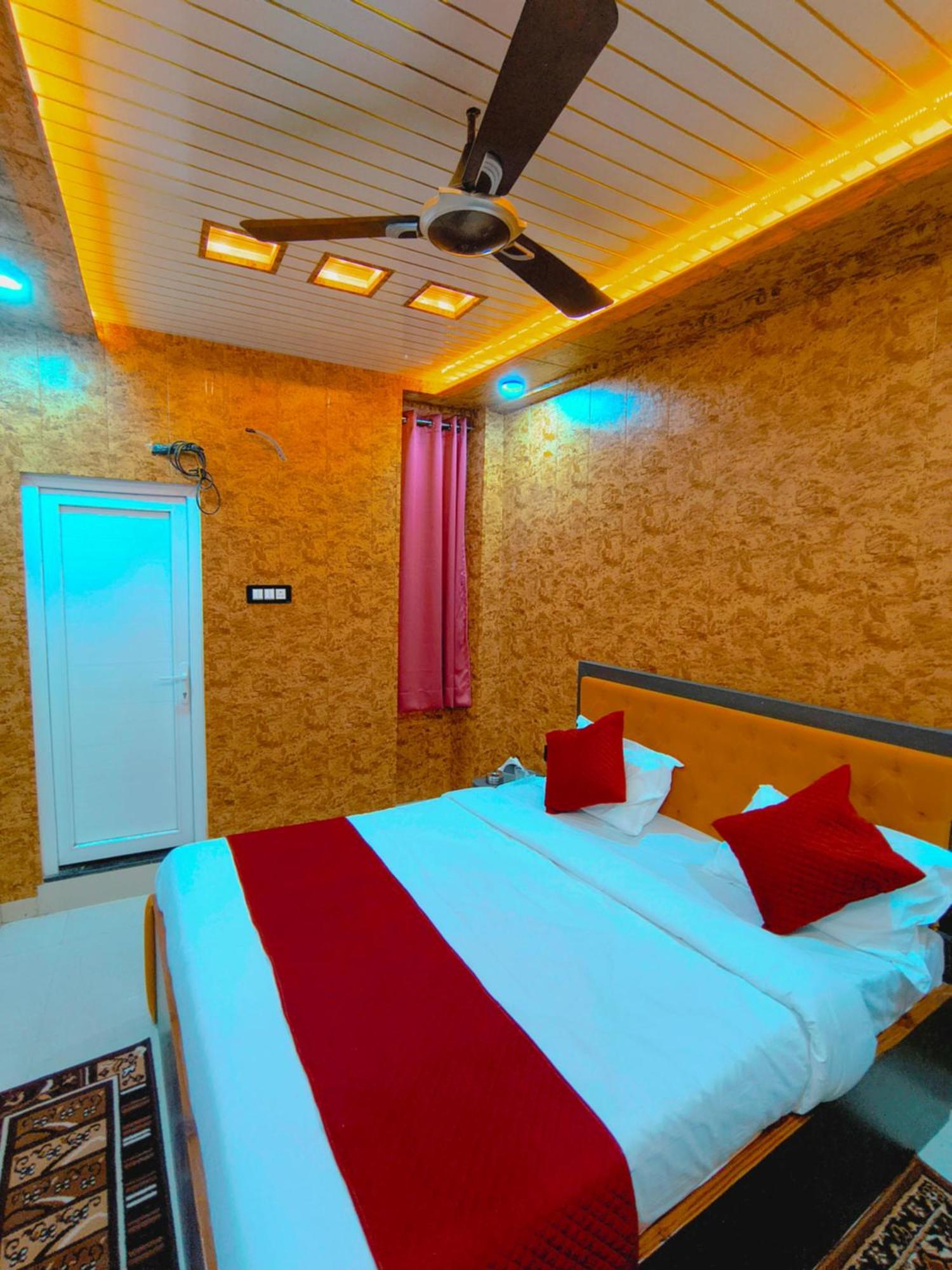 R K Villa- 500 Mtr From Kashi Vishvanath Temple *