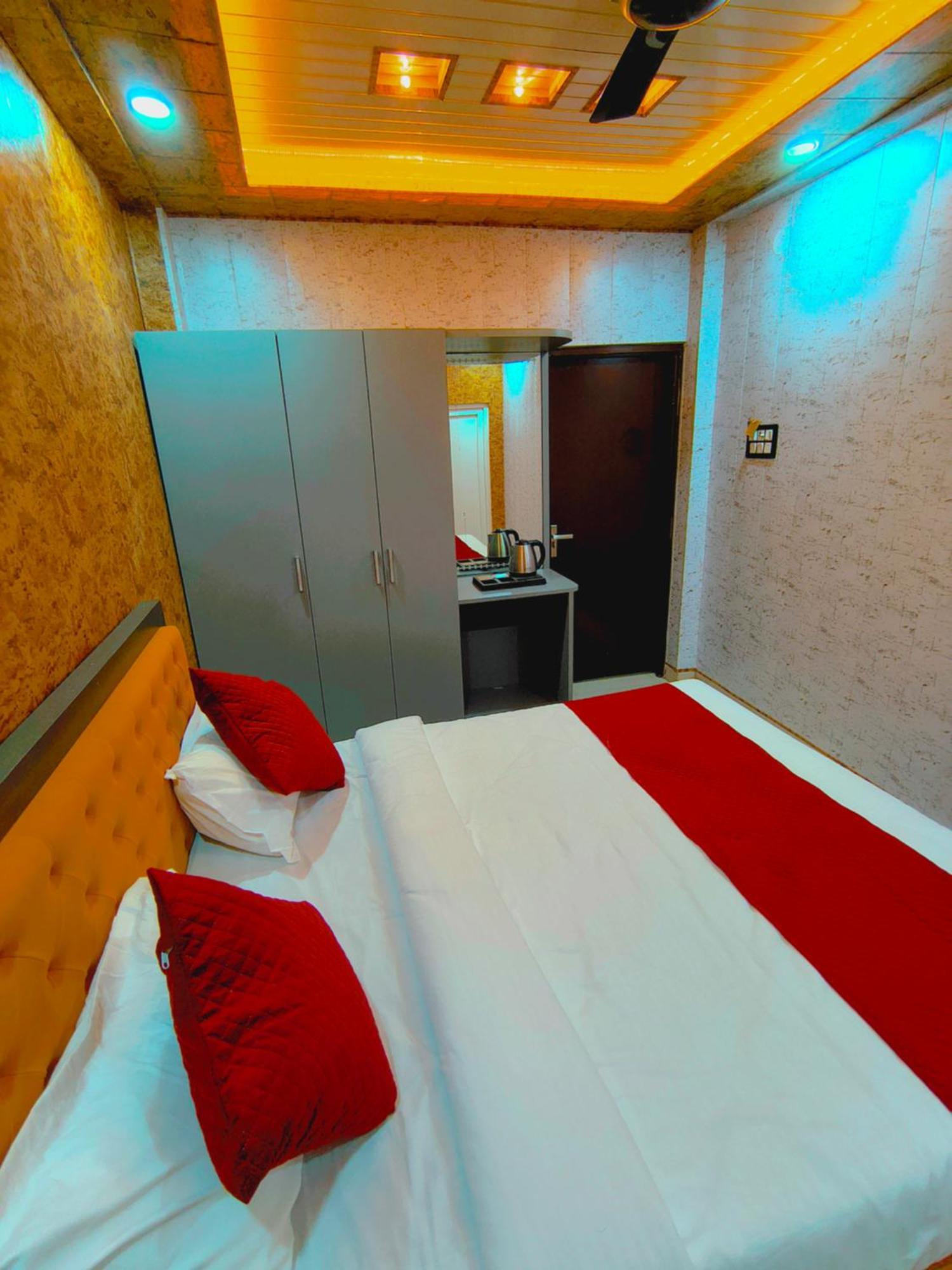 R K Villa- 500 Mtr From Kashi Vishvanath Temple Hotel