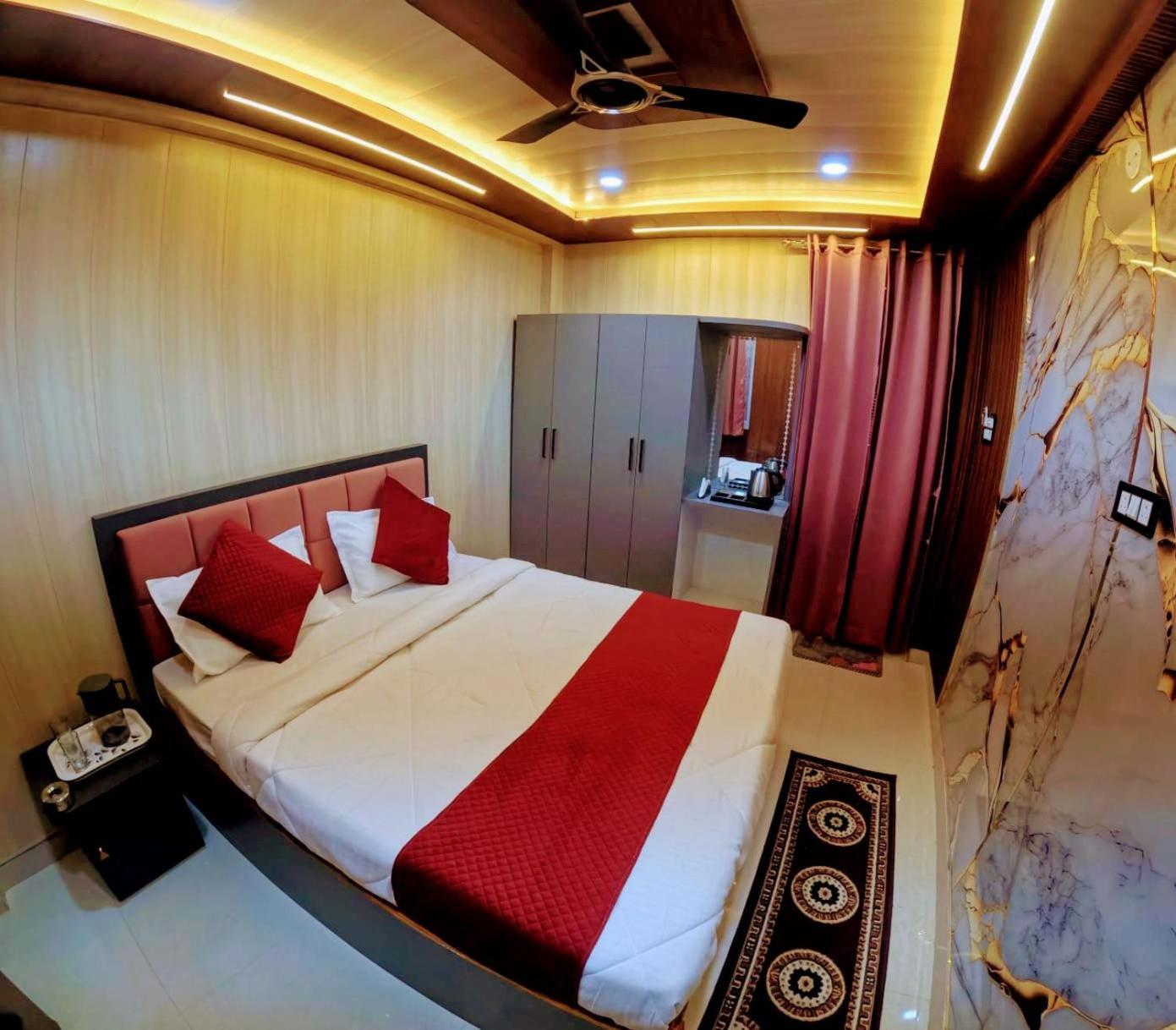 R K Villa- 500 Mtr From Kashi Vishvanath Temple *