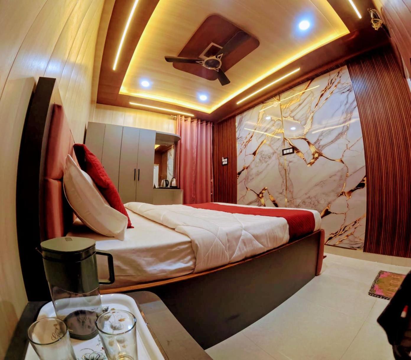 Hotel R K Villa- 500 Mtr From Kashi Vishvanath Temple *