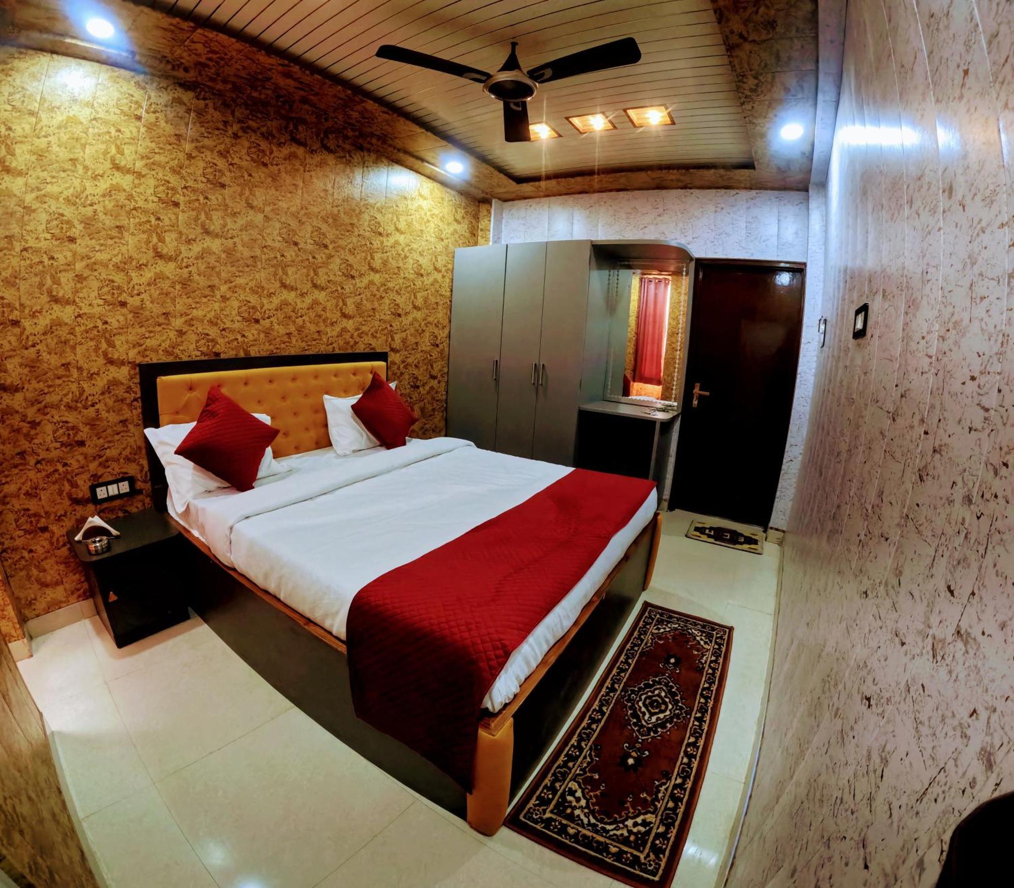 R K Villa- 500 Mtr From Kashi Vishvanath Temple *