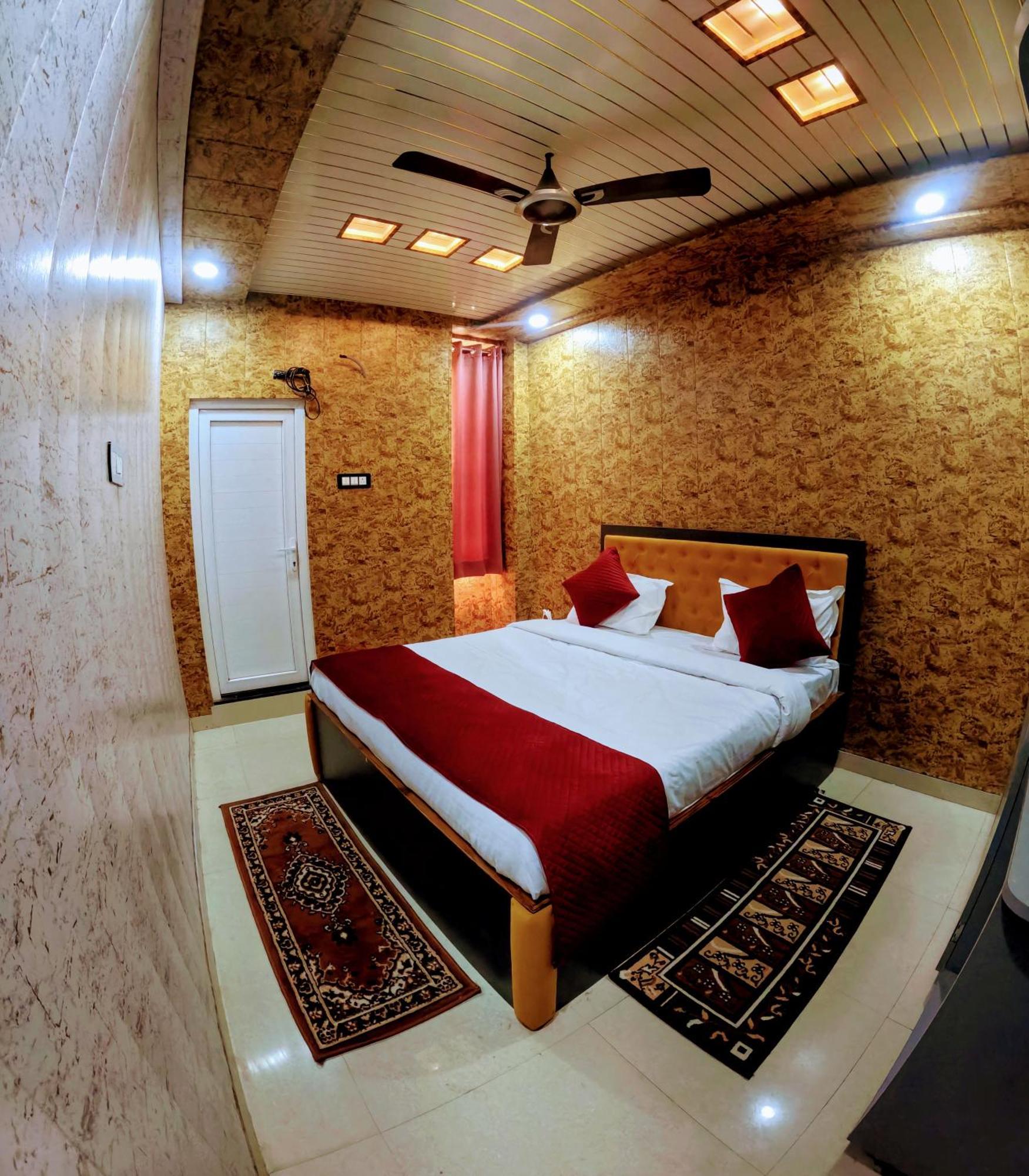 Hotel R K Villa- 500 Mtr From Kashi Vishvanath Temple