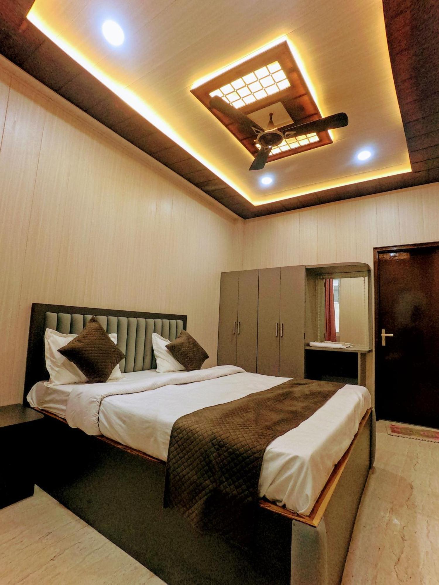R K Villa- 500 Mtr From Kashi Vishvanath Temple Hotel