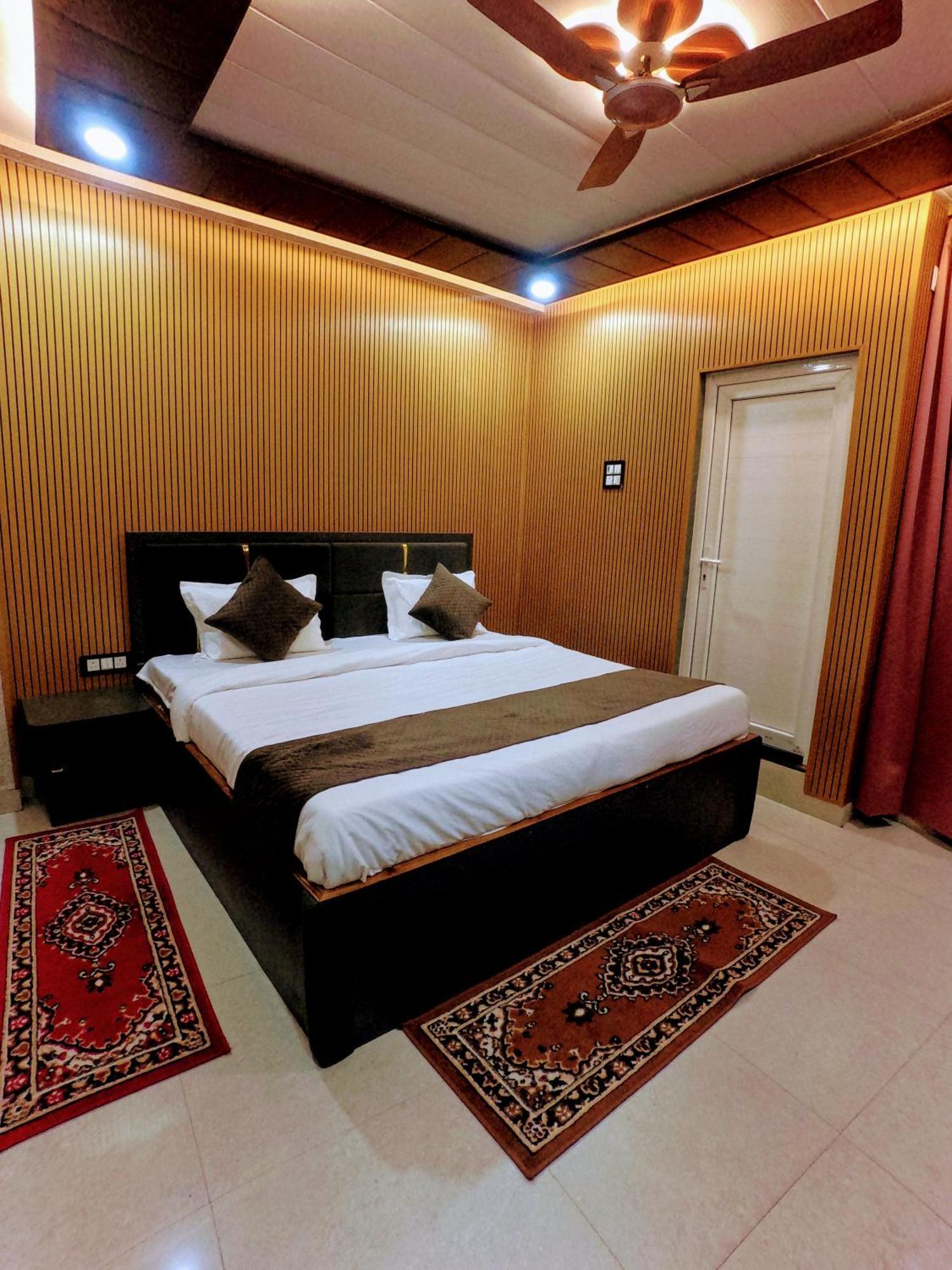Hotel R K Villa- 500 Mtr From Kashi Vishvanath Temple